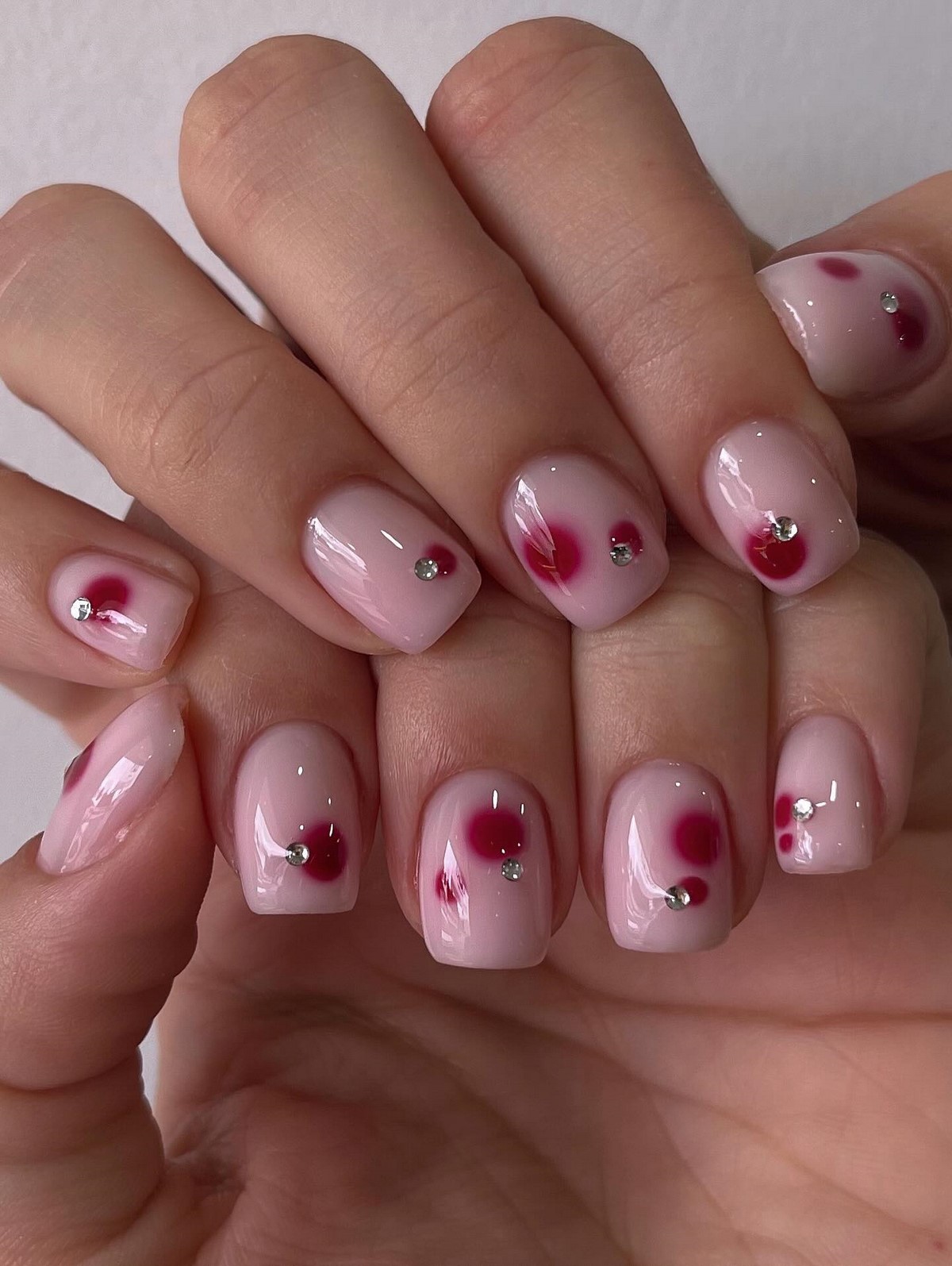 Лаконічний манікюр квітня 2026: стримана розкіш у деталях