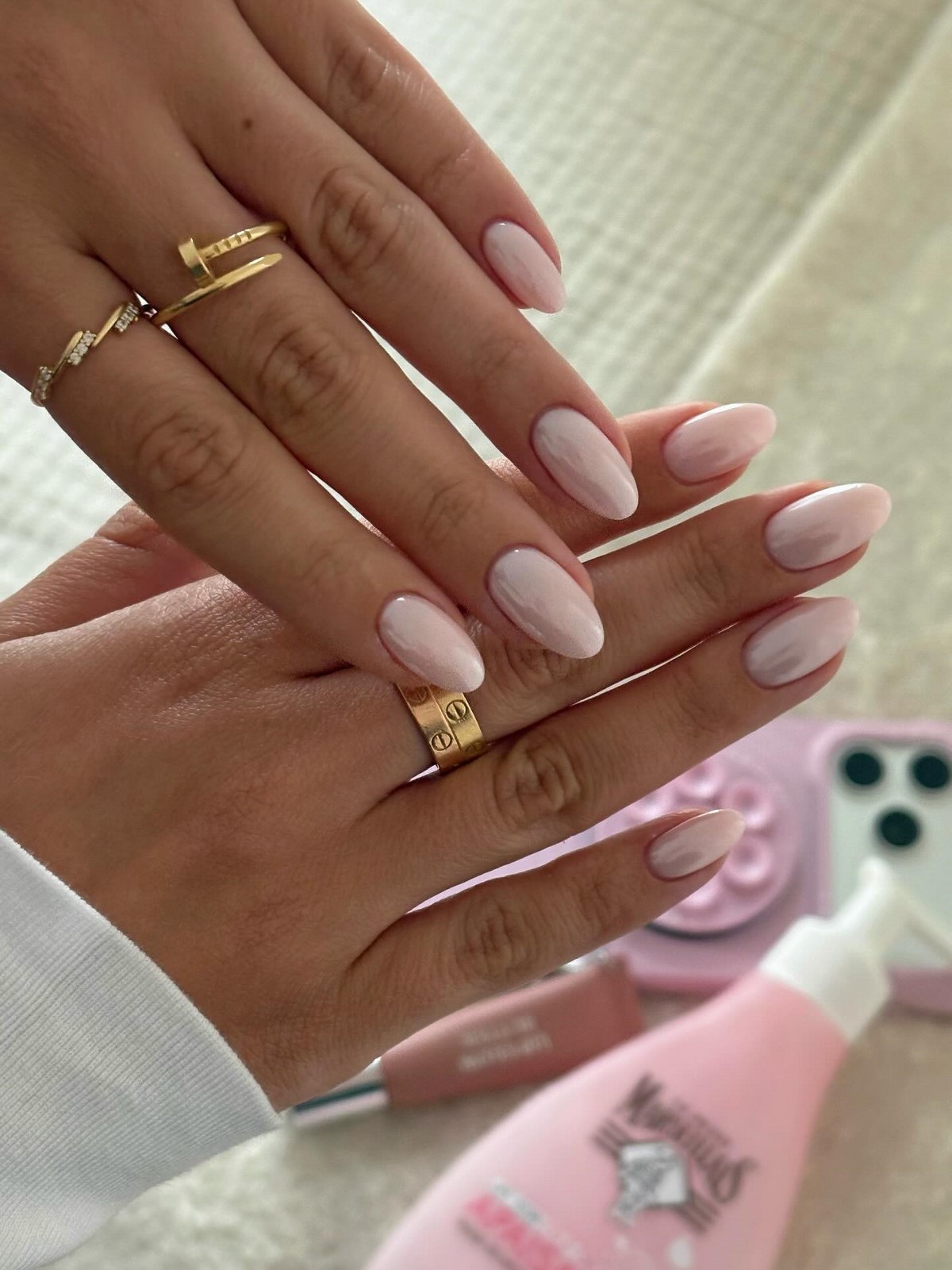 Манікюр на березень 2026: 7 кольорів, які носять найчастіше