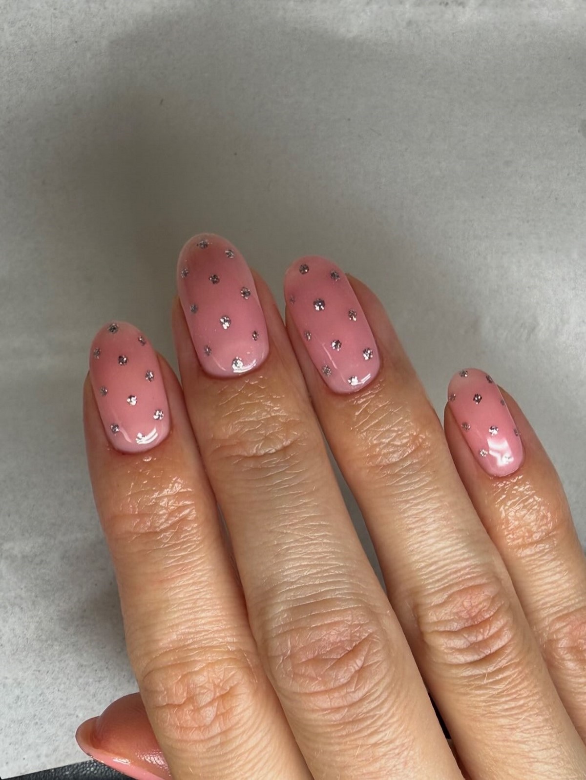 Манікюр на квітень: дорогі відтінки, що освіжають руки