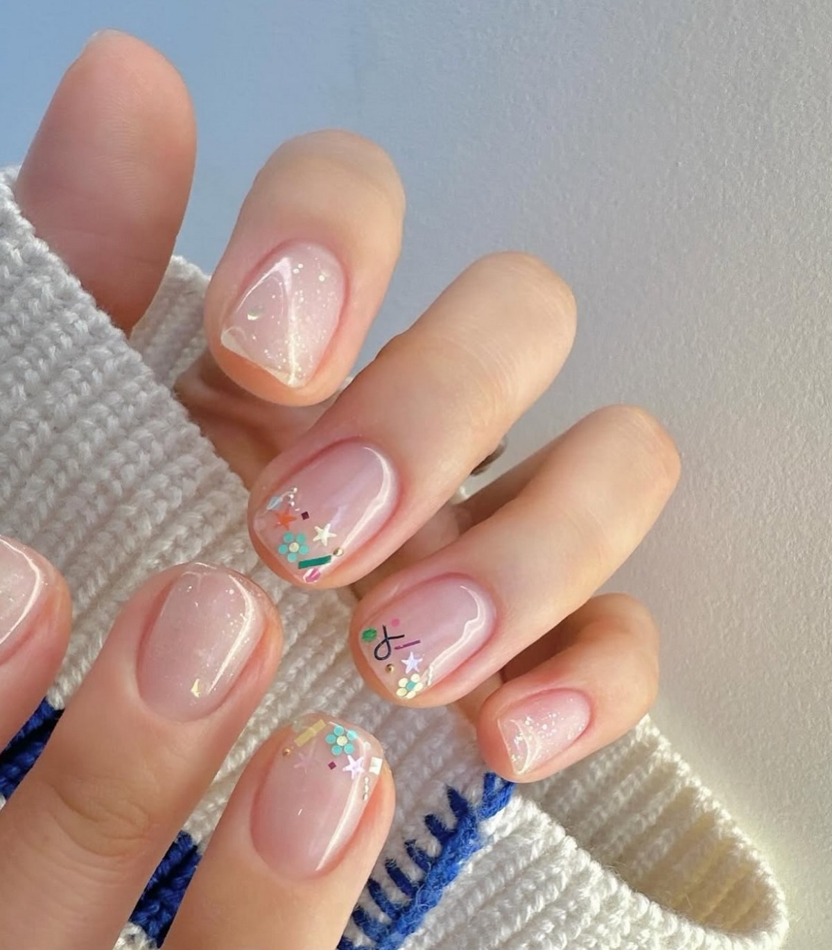 Манікюр на початок весни 2026: міні-квіти на прозорій базі