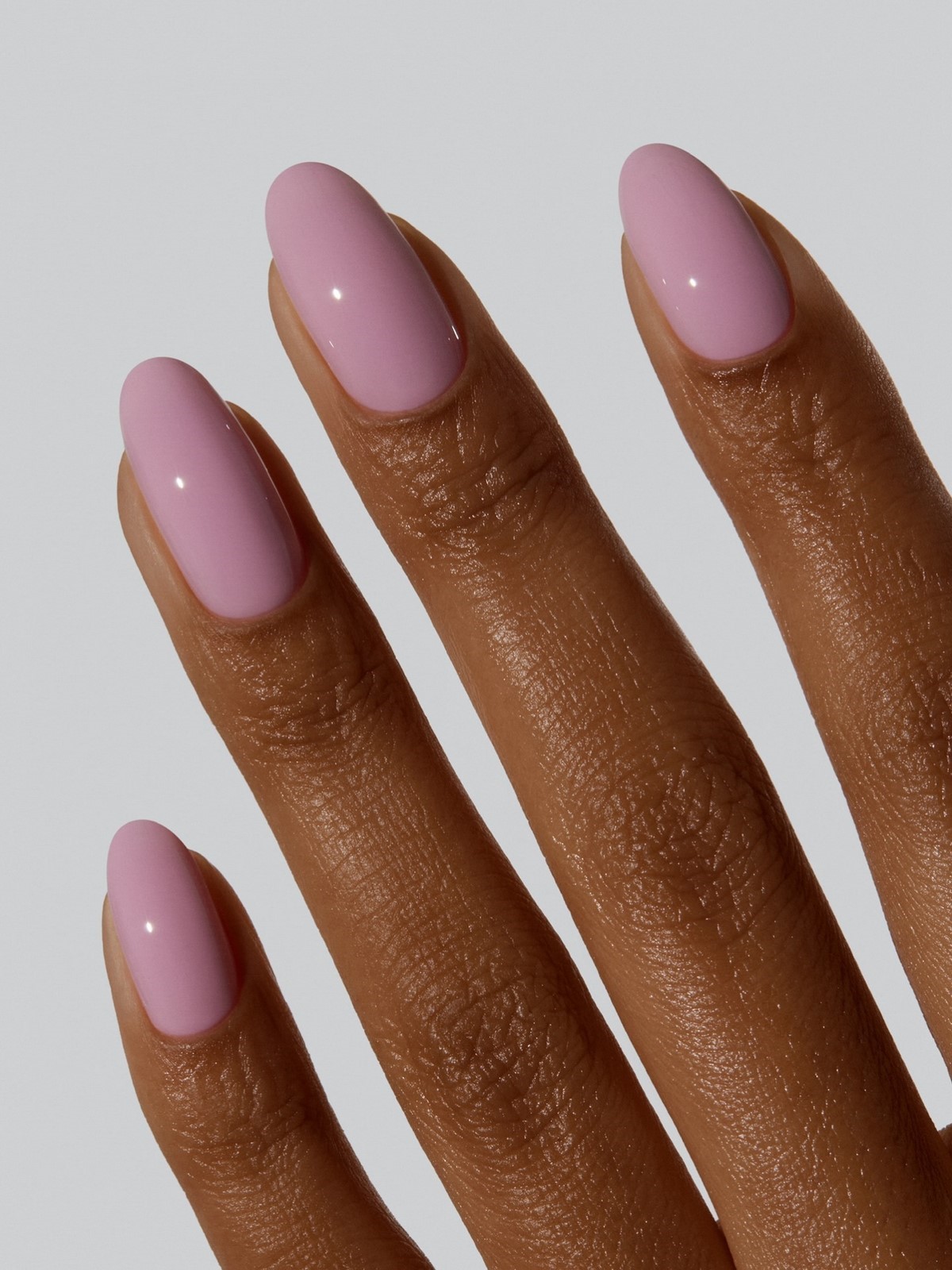 Манікюр на березень 2026: 7 кольорів, які носять найчастіше