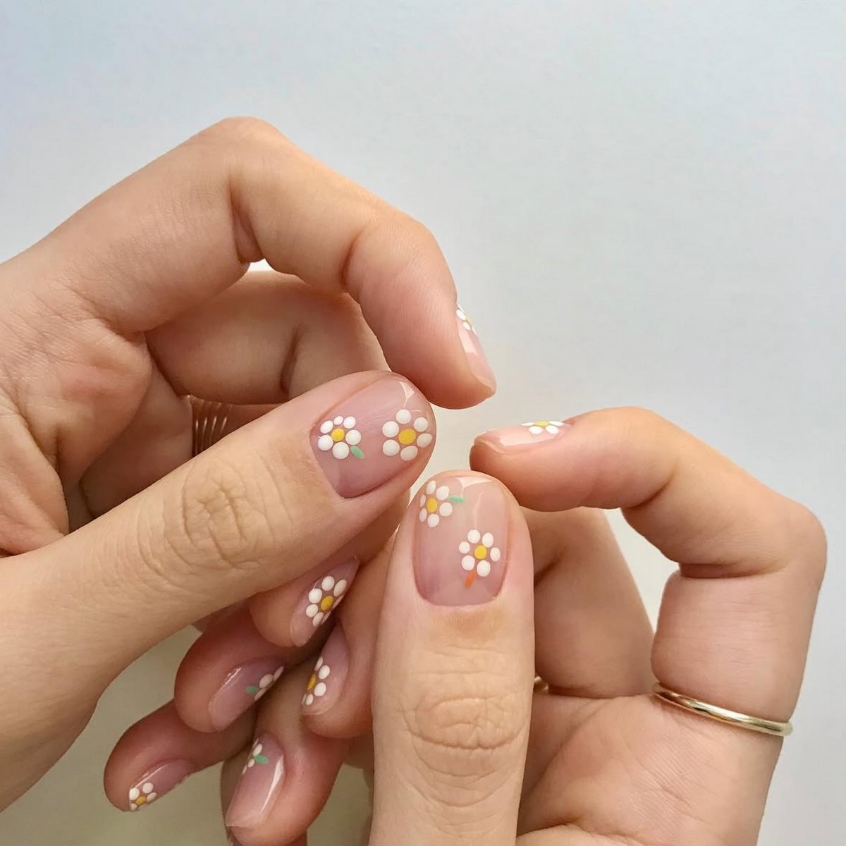 Манікюр на початок весни 2026: міні-квіти на прозорій базі