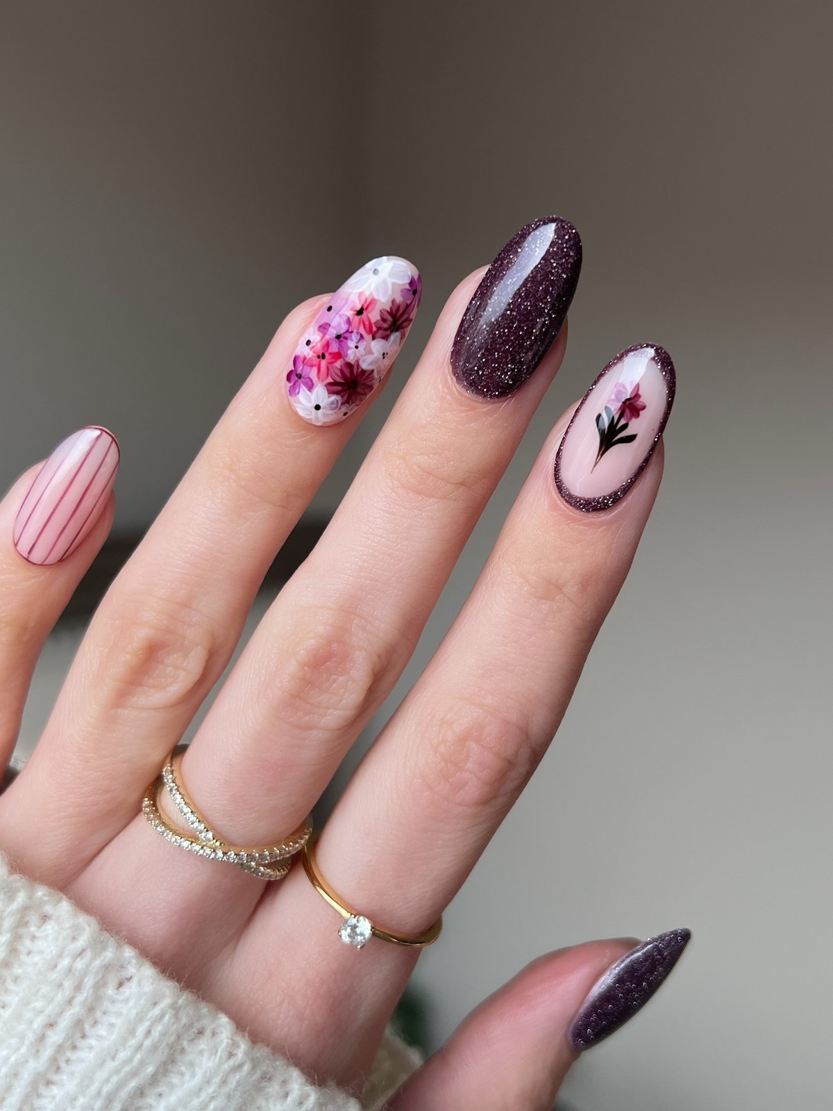 Темний манікюр весни 2026, який виглядає легше за нюд