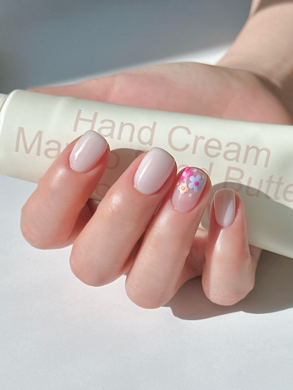 Лаконічний манікюр квітня 2026: стримана розкіш у деталях