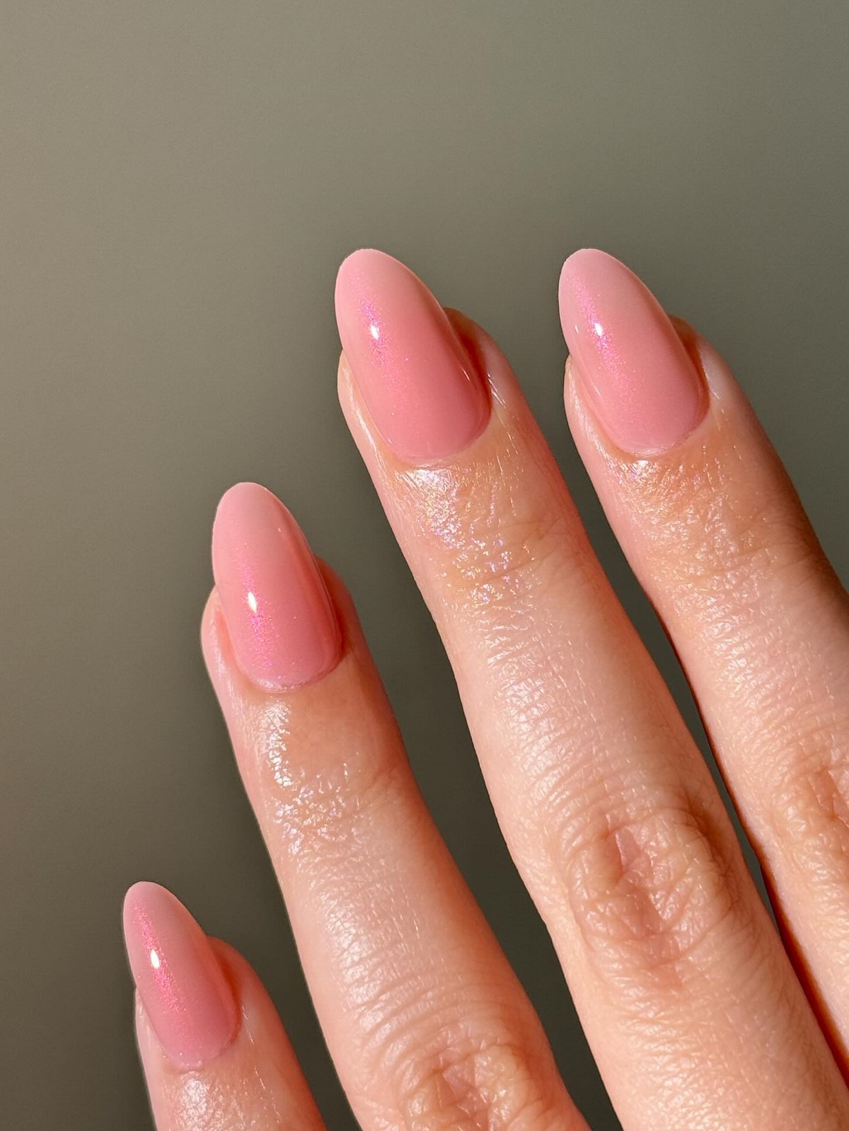 Манікюр на березень 2026: 7 кольорів, які носять найчастіше