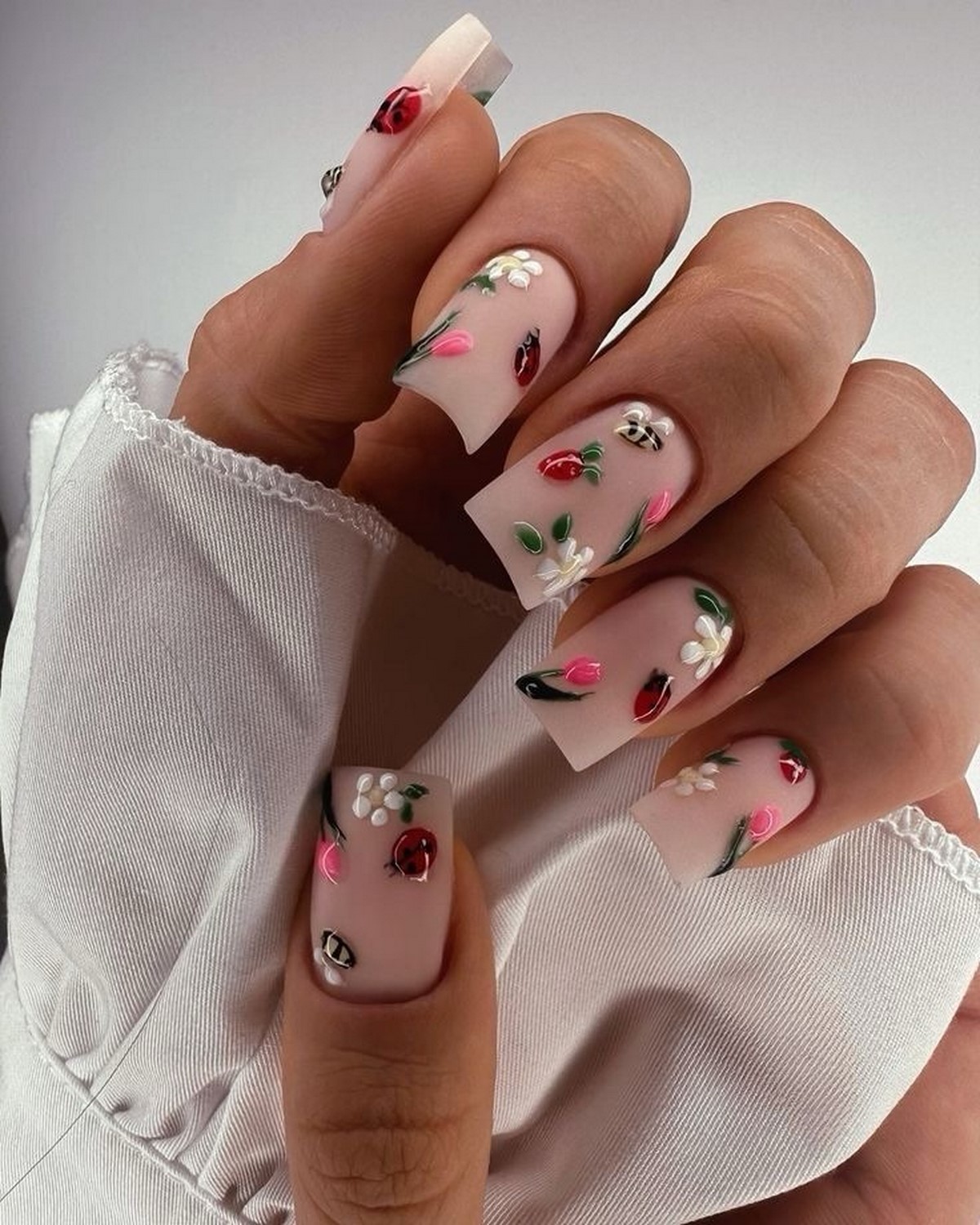 Манікюр на початок весни 2026: міні-квіти на прозорій базі