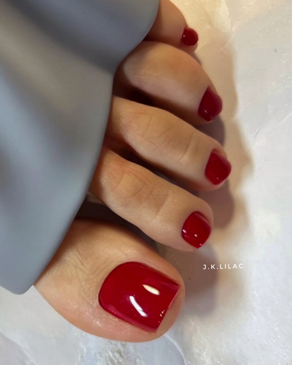 Педикюр весна-літо 2026: модні кольори та дизайни