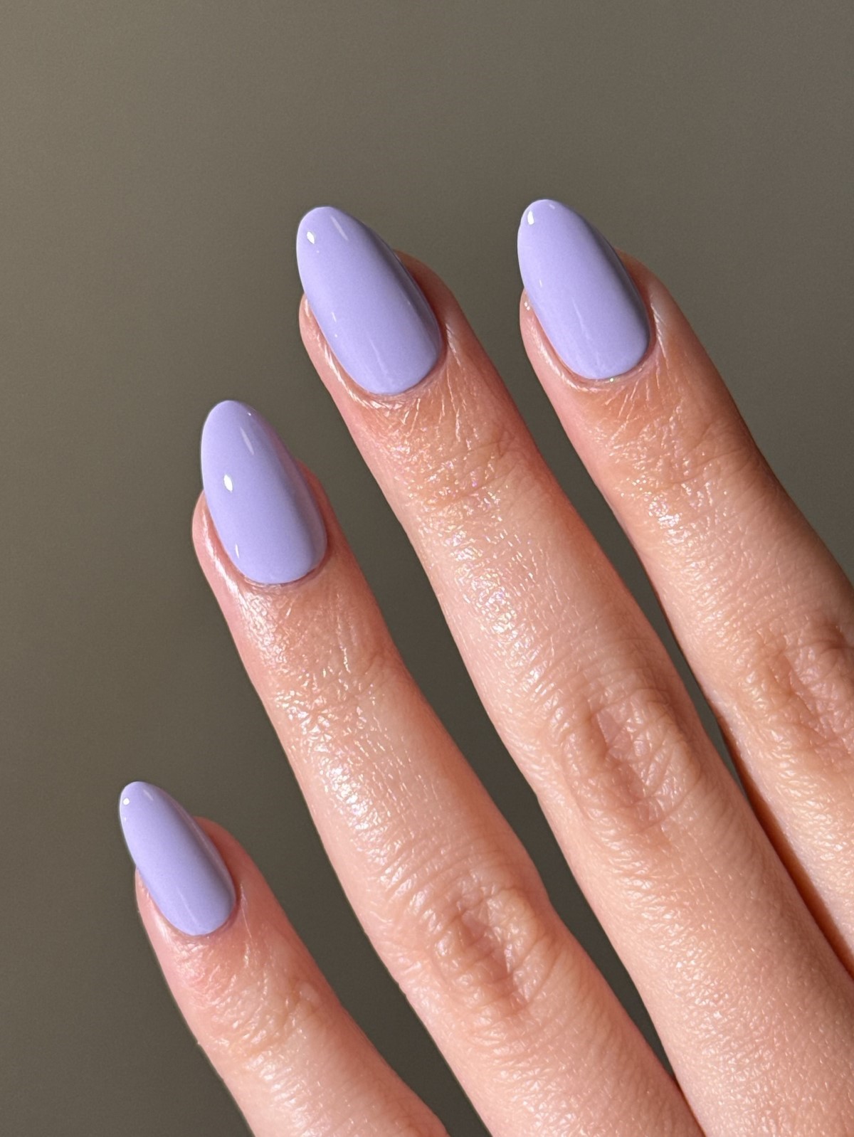 Манікюр на березень 2026: 7 кольорів, які носять найчастіше