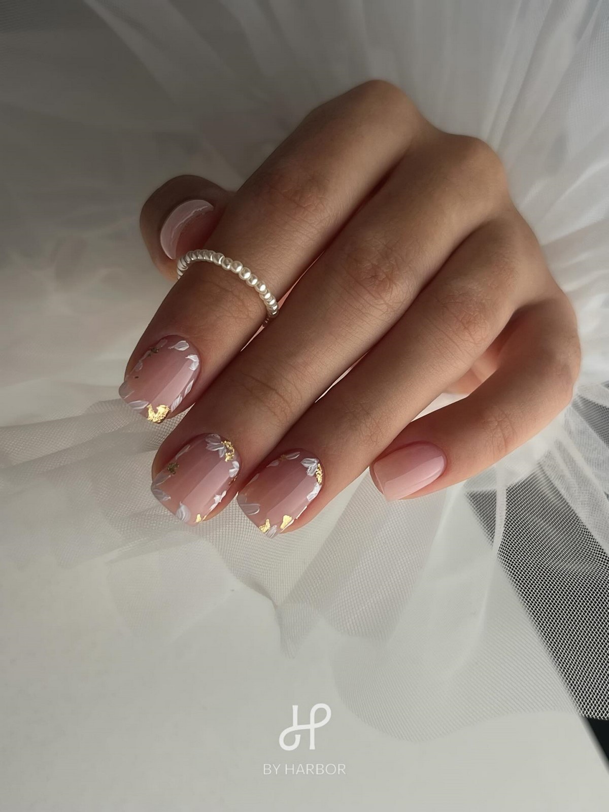 Манікюр на початок весни 2026: міні-квіти на прозорій базі