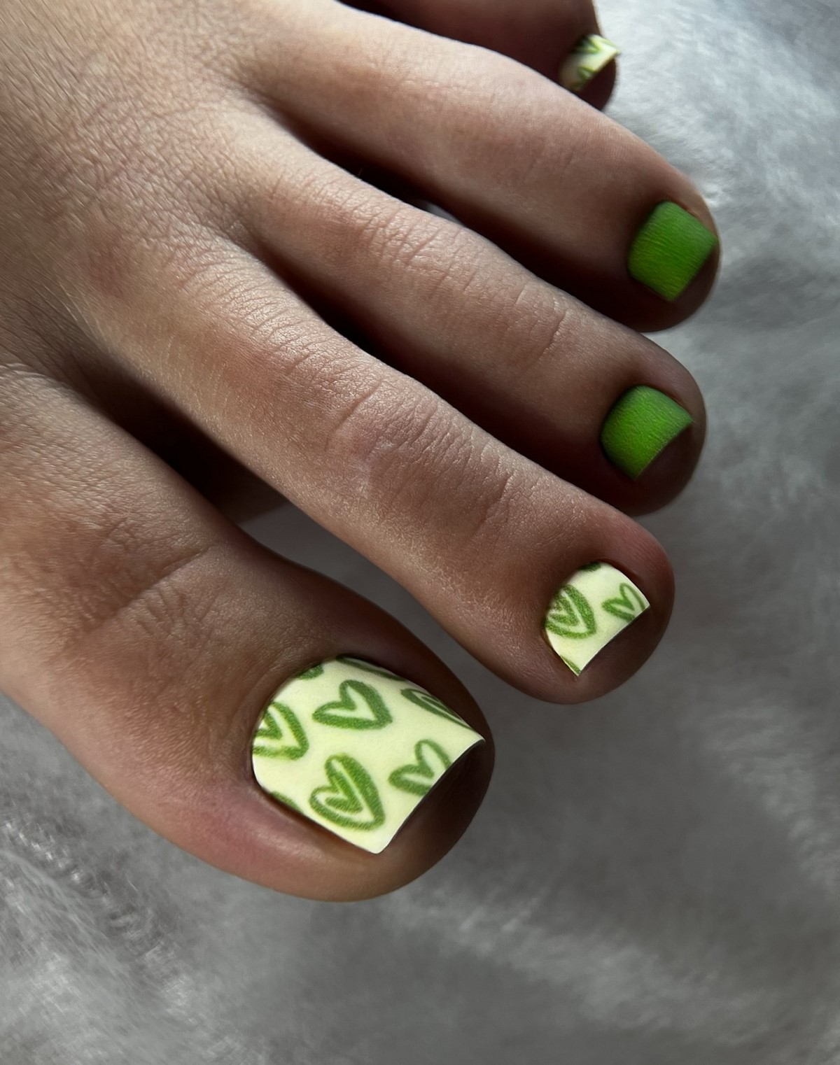 Педикюр весна-літо 2026: модні кольори та дизайни