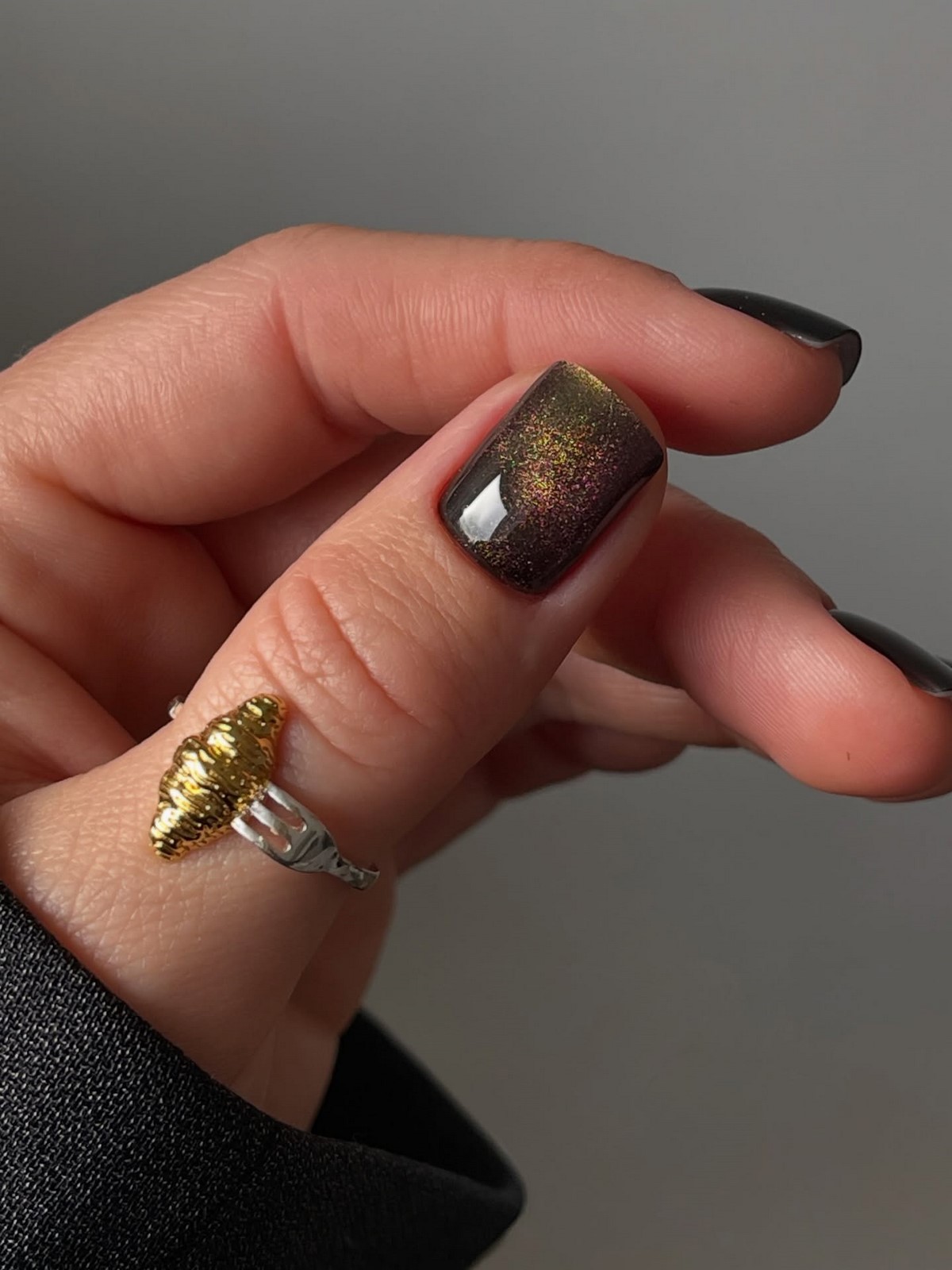 Темний манікюр весни 2026, який виглядає легше за нюд