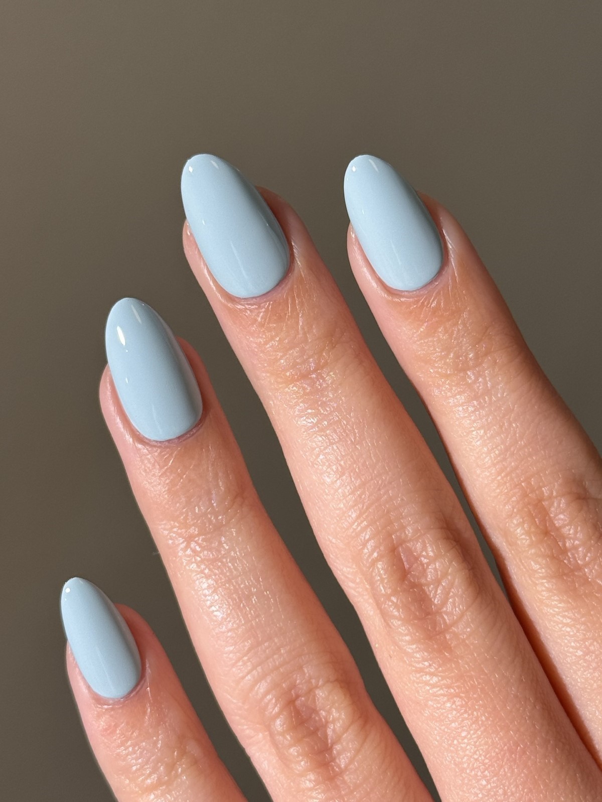 Манікюр на березень 2026: 7 кольорів, які носять найчастіше