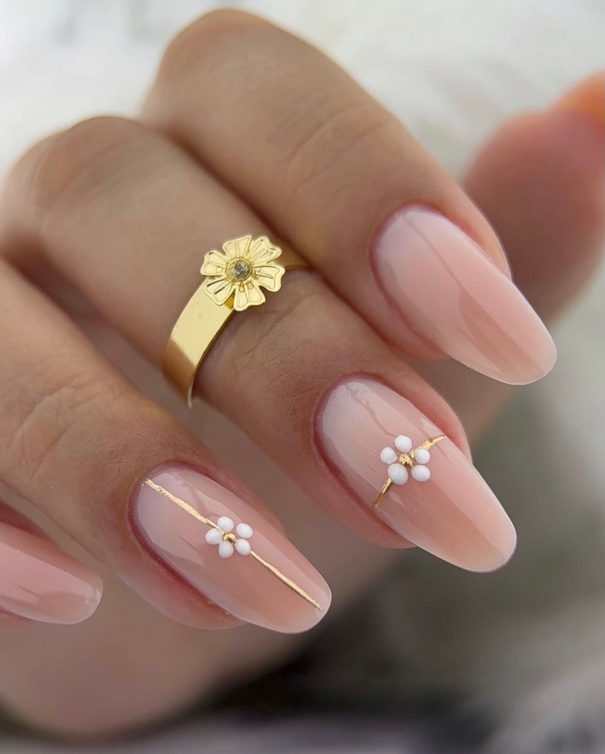 Манікюр на квітень: дорогі відтінки, що освіжають руки