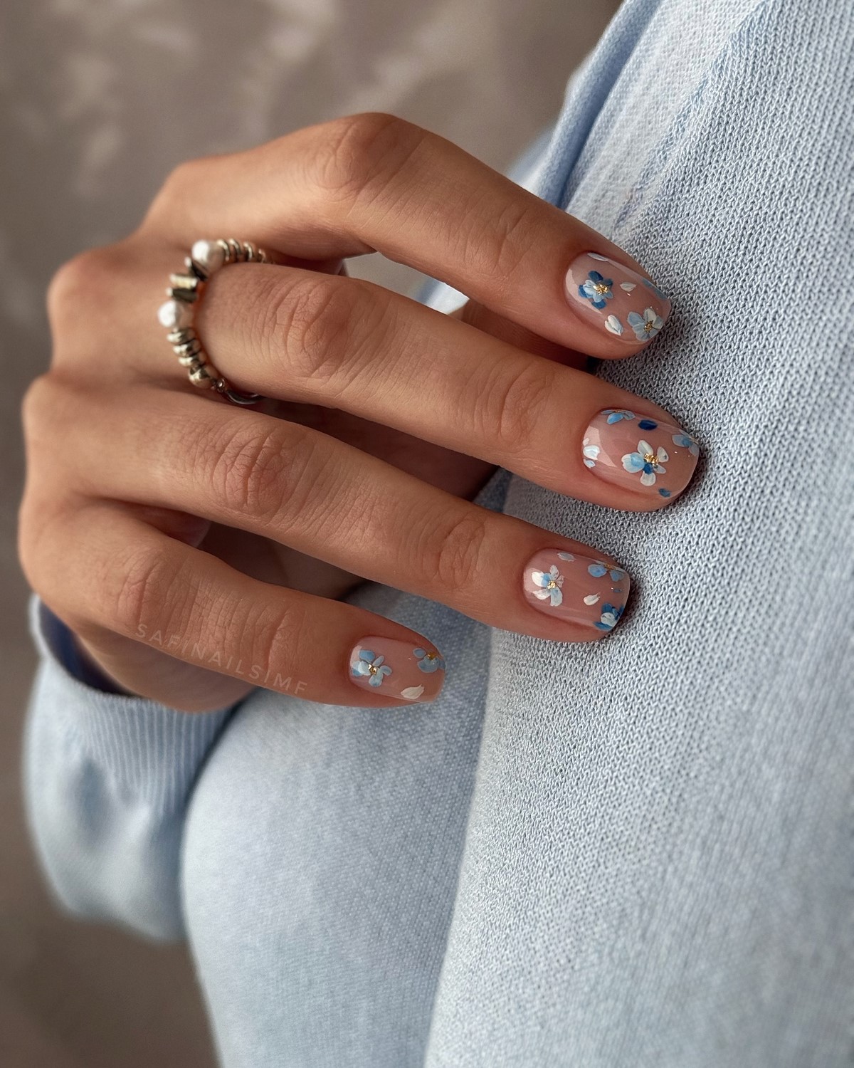 Манікюр на початок весни 2026: міні-квіти на прозорій базі