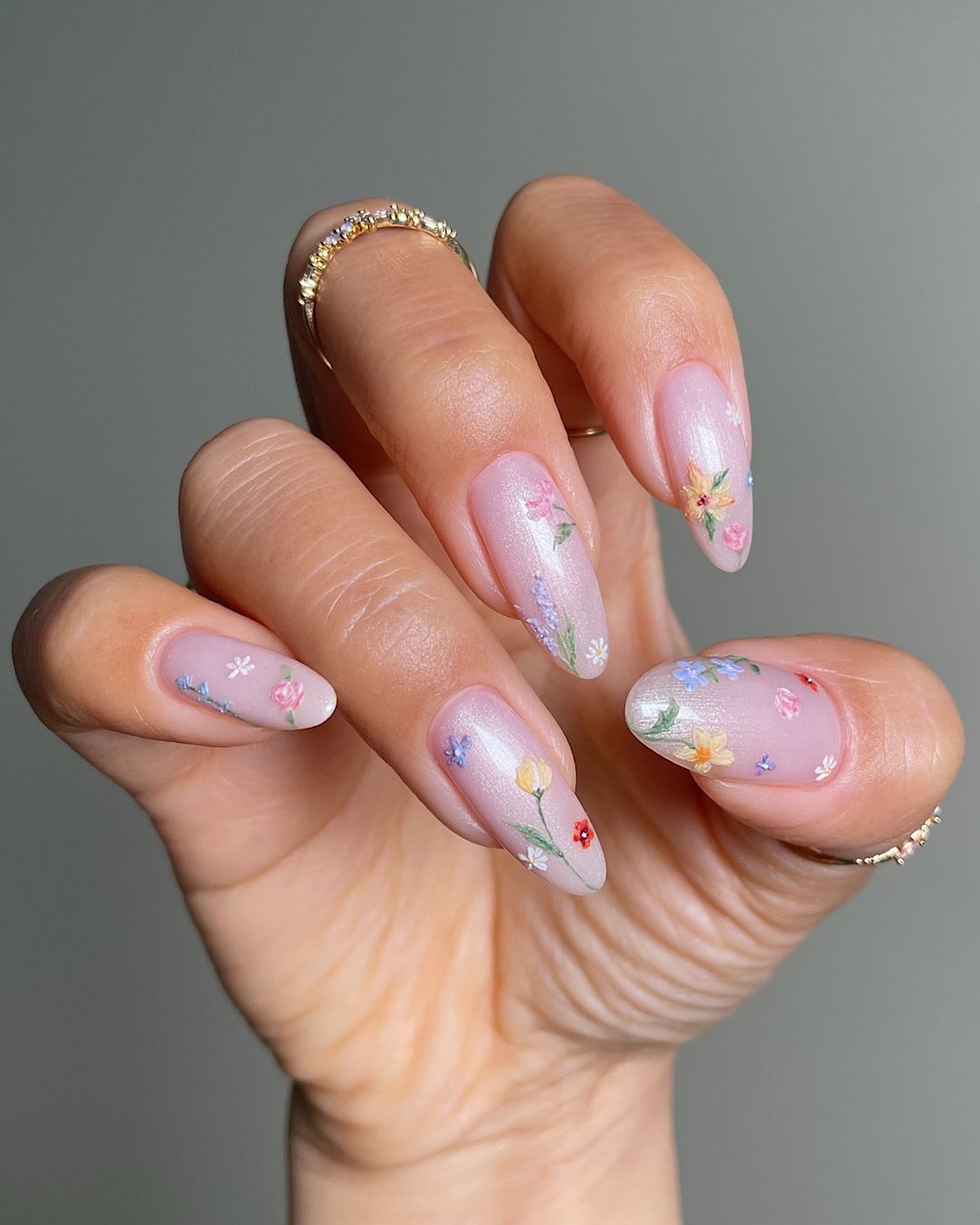 Манікюр на початок весни 2026: міні-квіти на прозорій базі