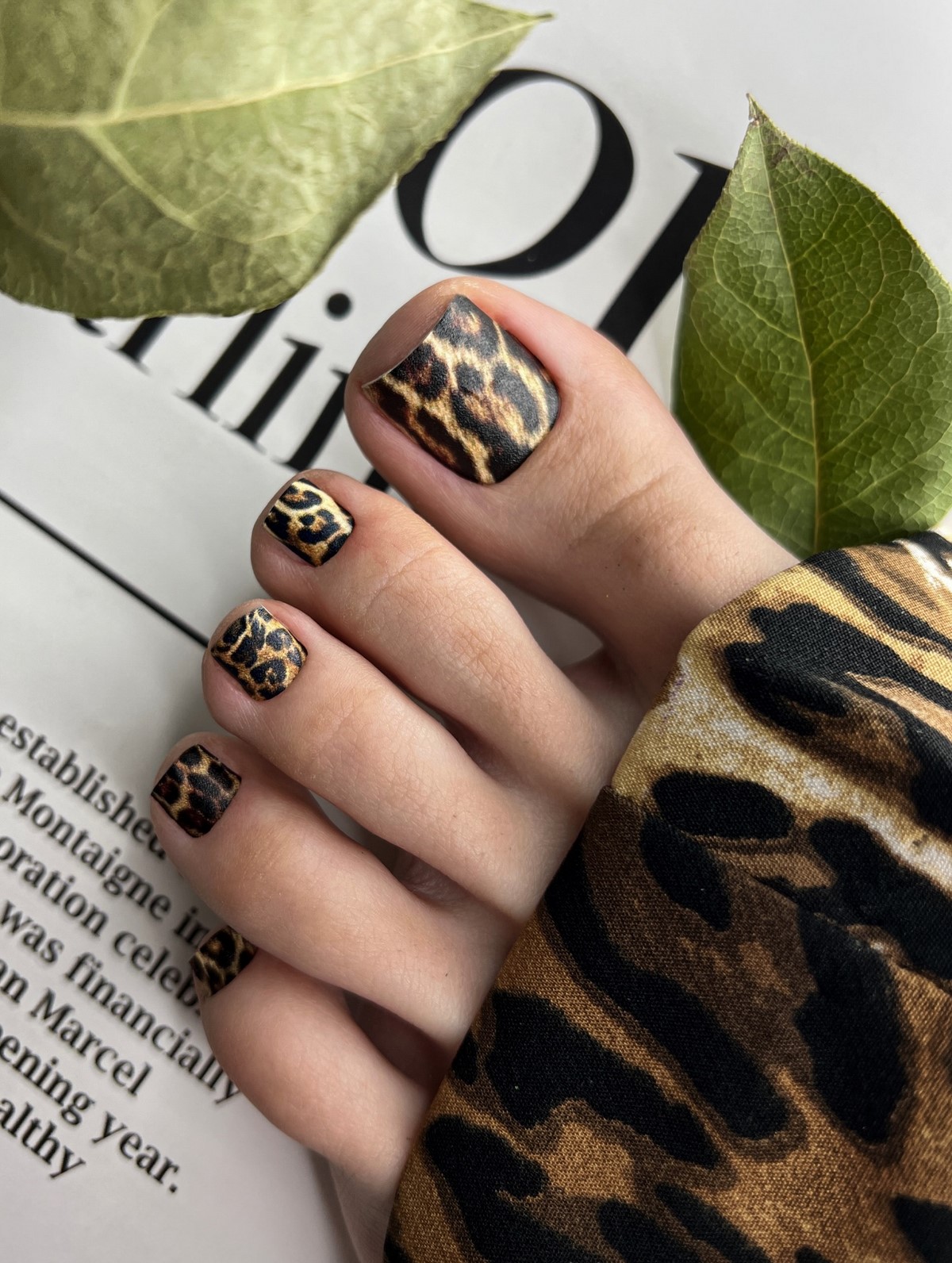 Педикюр весна-літо 2026: модні кольори та дизайни