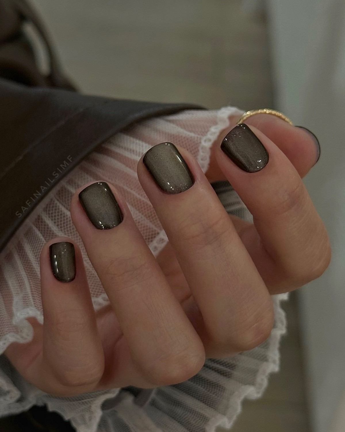 Темний манікюр весни 2026, який виглядає легше за нюд