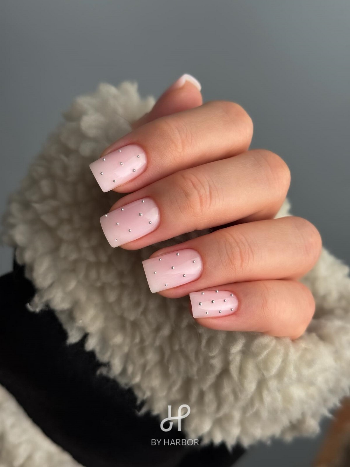 Лаконічний манікюр квітня 2026: стримана розкіш у деталях