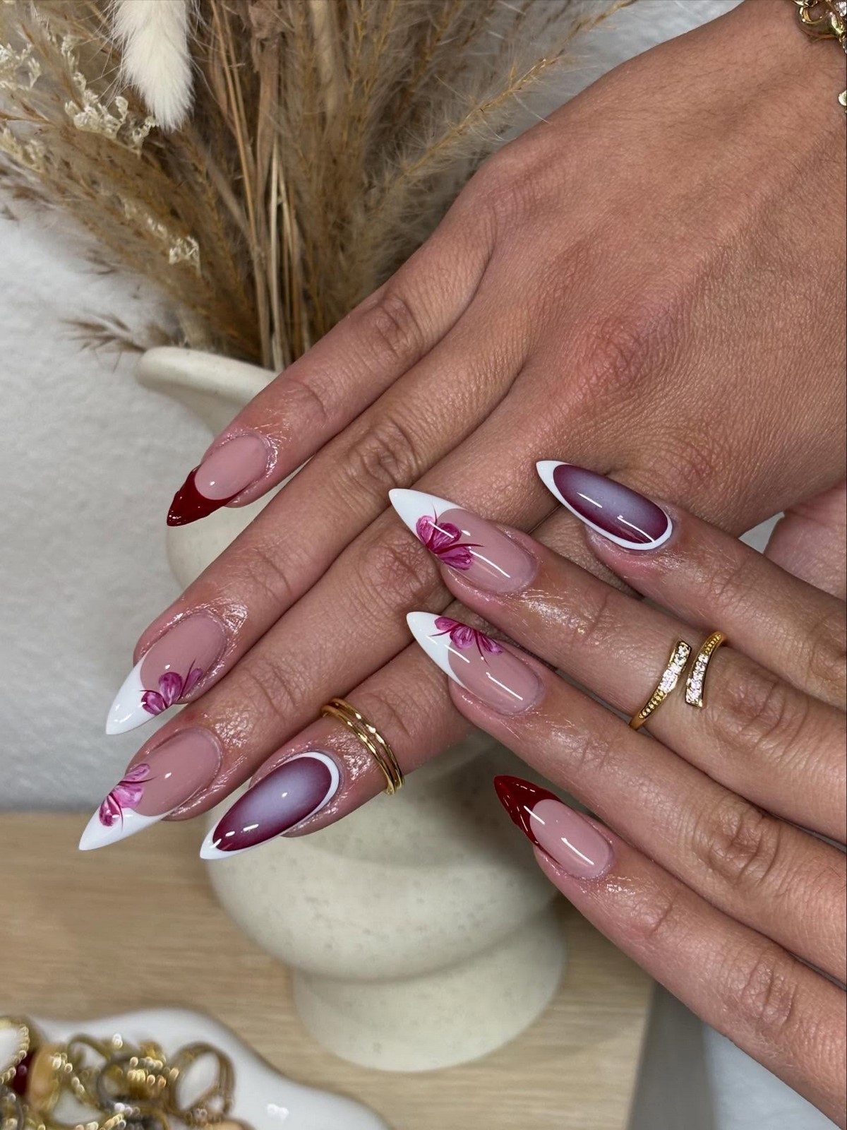 Манікюр на початок весни 2026: міні-квіти на прозорій базі