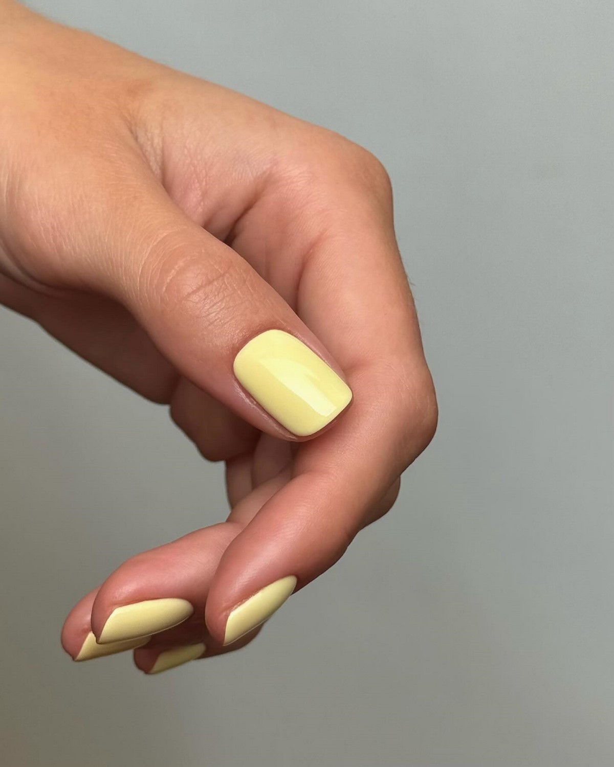 Манікюр на березень 2026: 7 кольорів, які носять найчастіше