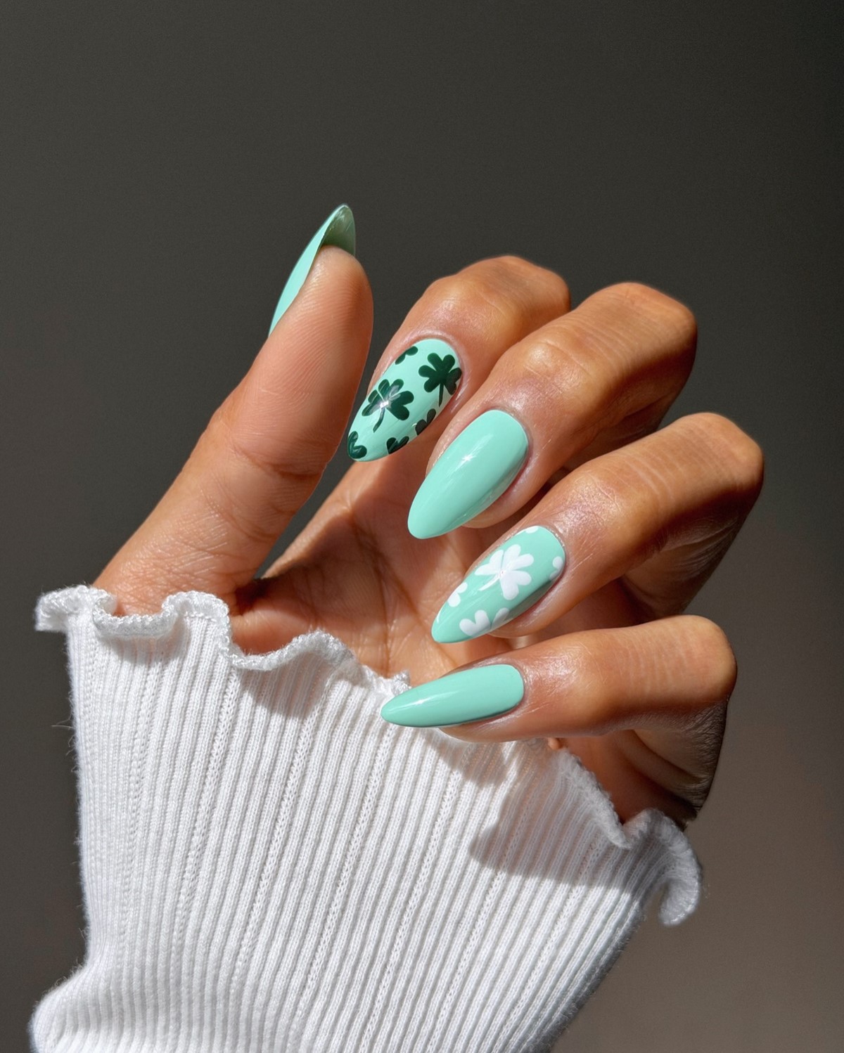 Манікюр на квітень: дорогі відтінки, що освіжають руки