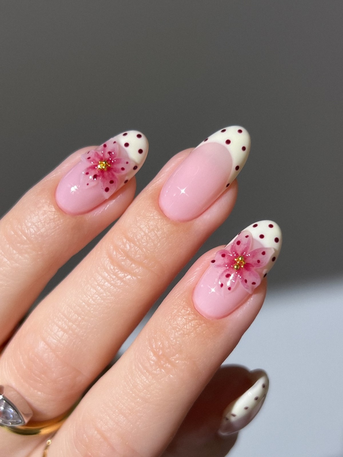 Манікюр на початок весни 2026: міні-квіти на прозорій базі