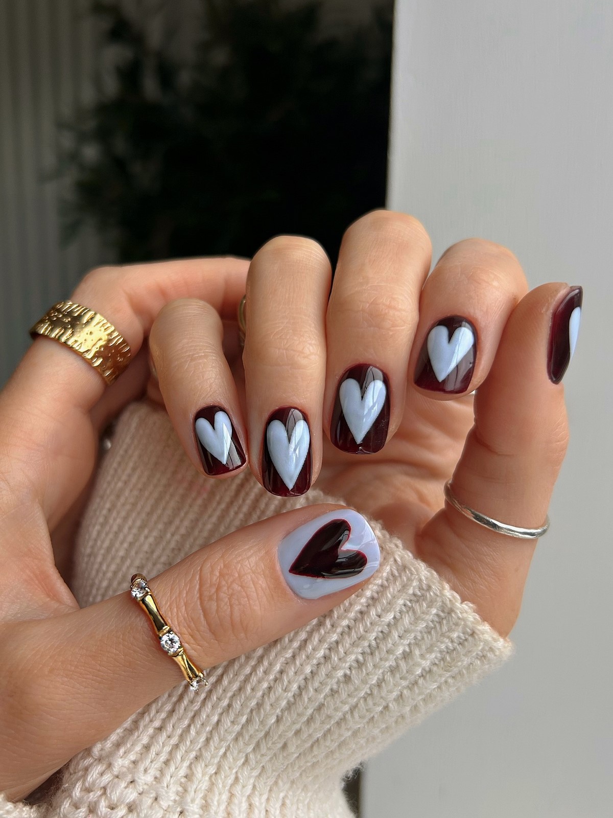 Темний манікюр весни 2026, який виглядає легше за нюд