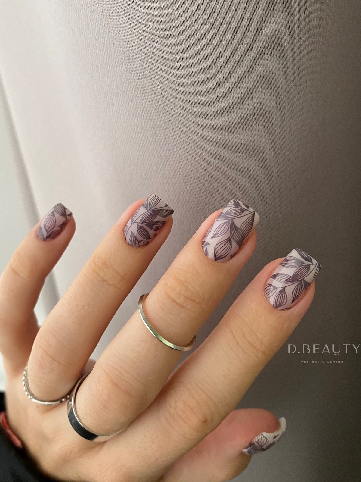 Квадратні нігті весни: форма, яка знову стала трендом