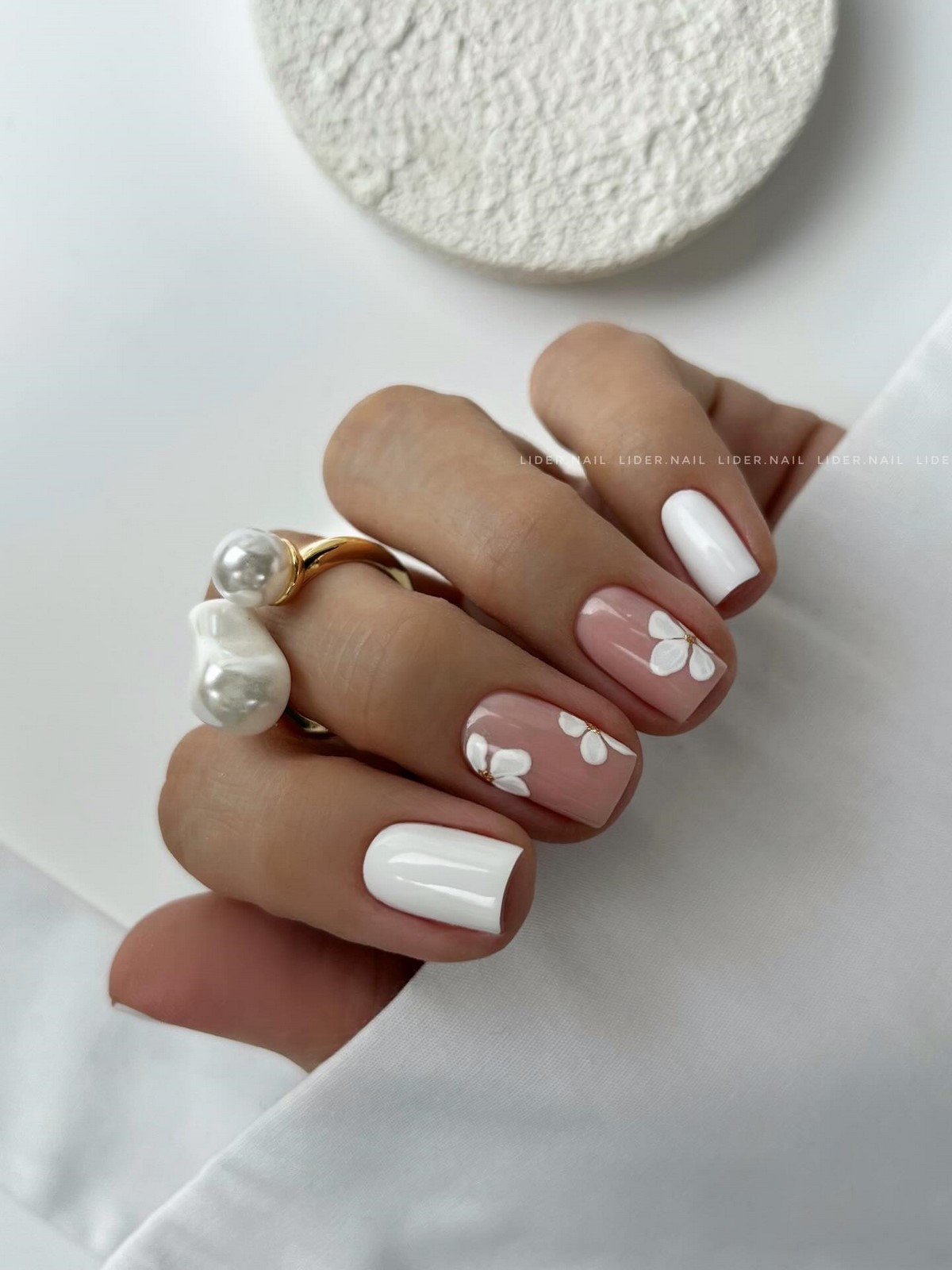 Квадратні нігті весни: форма, яка знову стала трендом