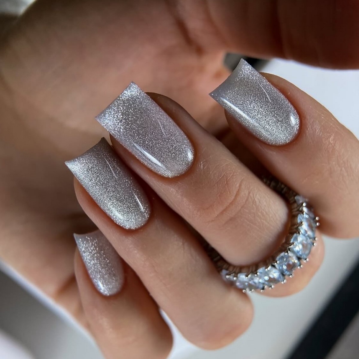 Квадратні нігті весни: форма, яка знову стала трендом