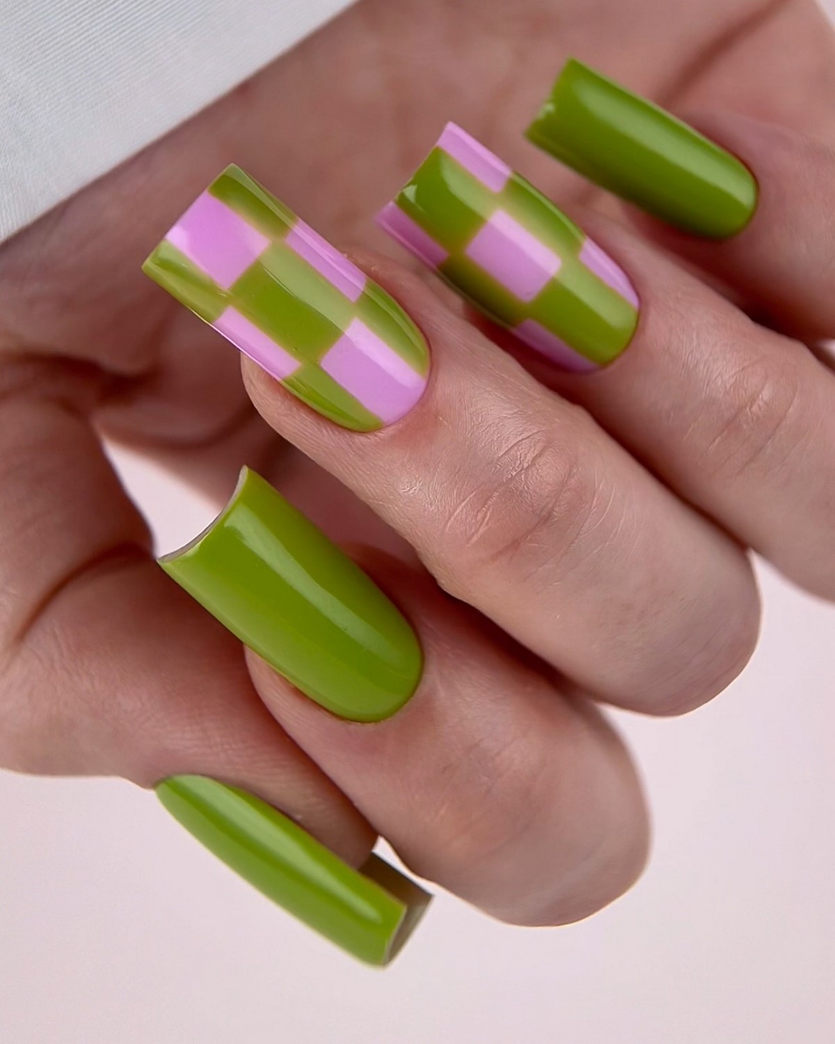 Квадратні нігті весни: форма, яка знову стала трендом