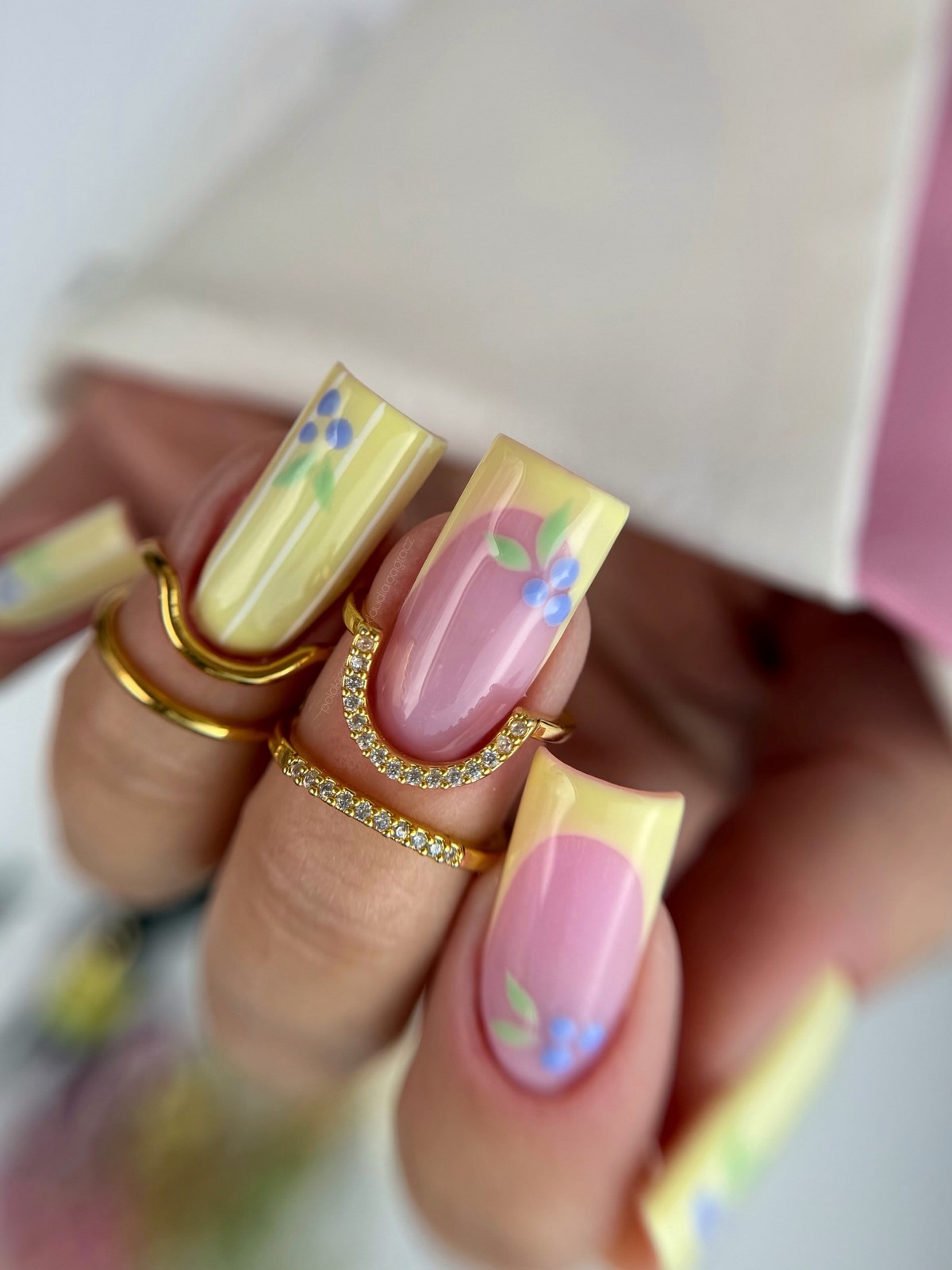 Квадратні нігті весни: форма, яка знову стала трендом