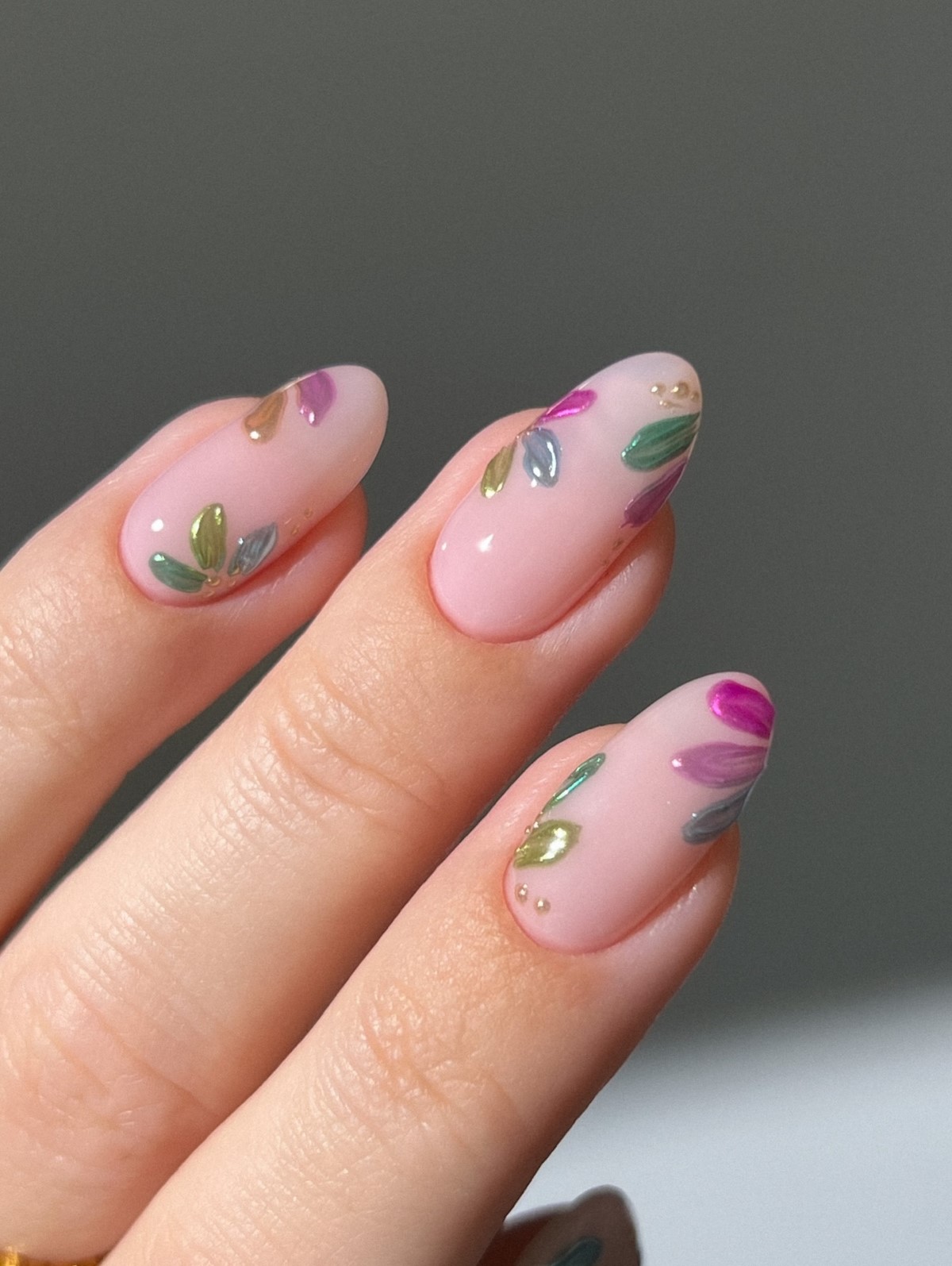 Лаконічний манікюр квітня 2026: стримана розкіш у деталях