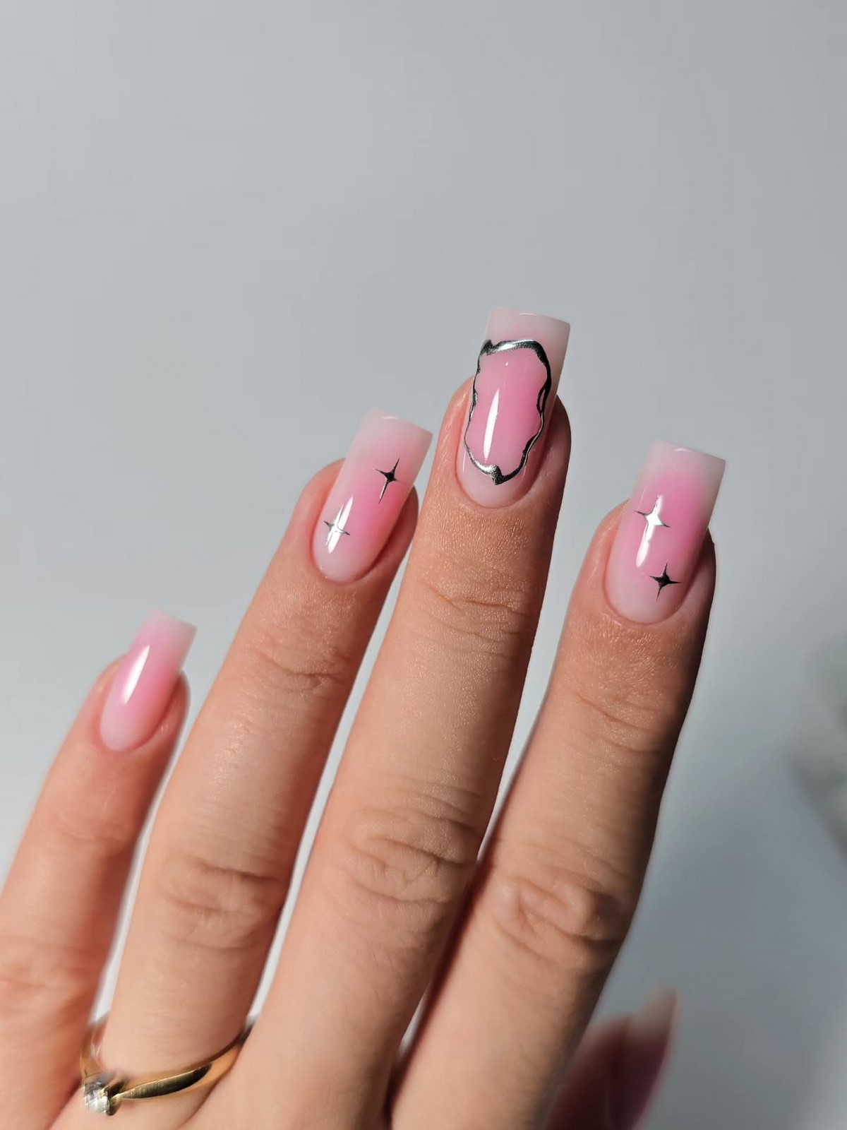 Лаконічний манікюр квітня 2026: стримана розкіш у деталях