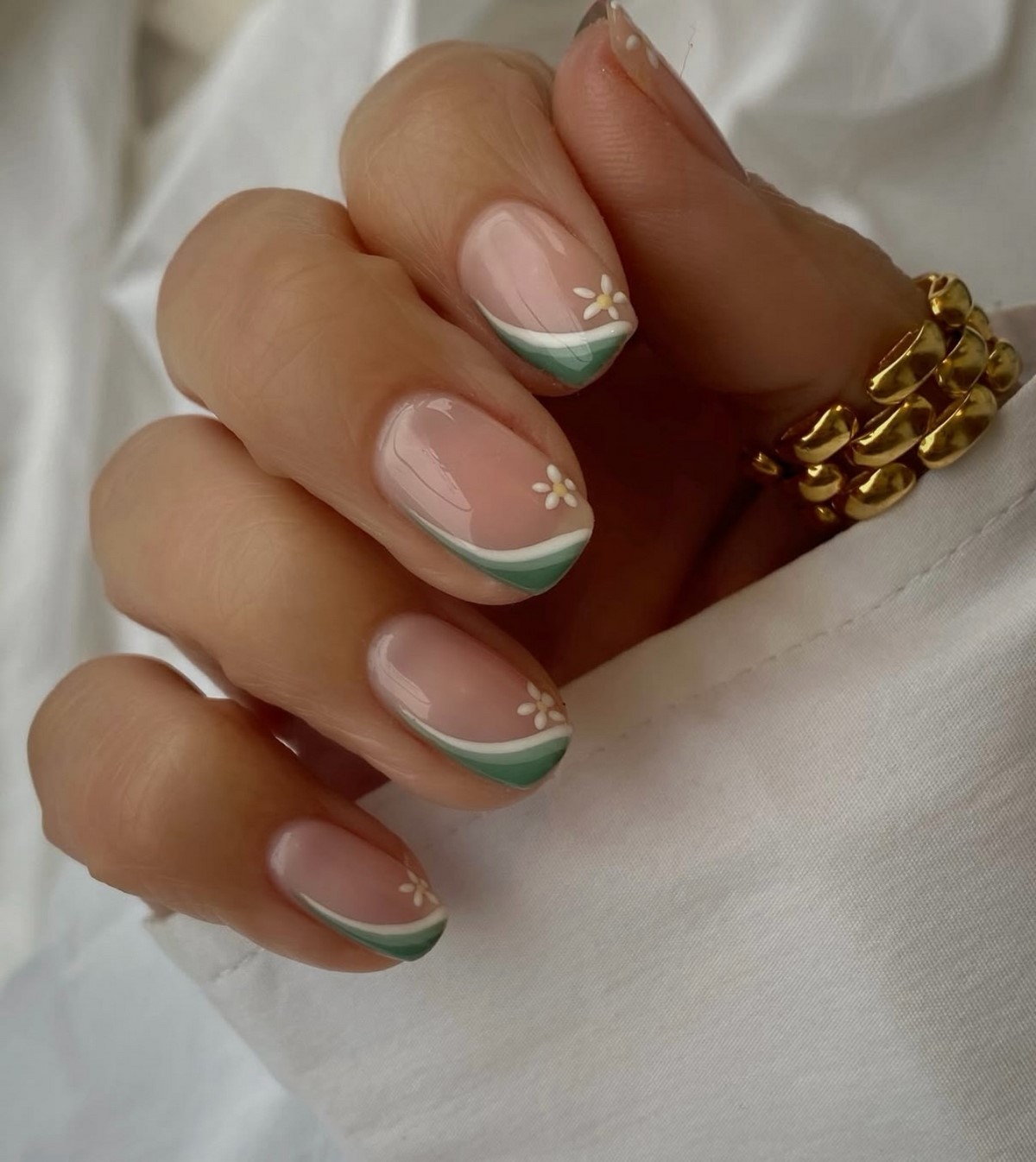 Лаконічний манікюр квітня 2026: стримана розкіш у деталях