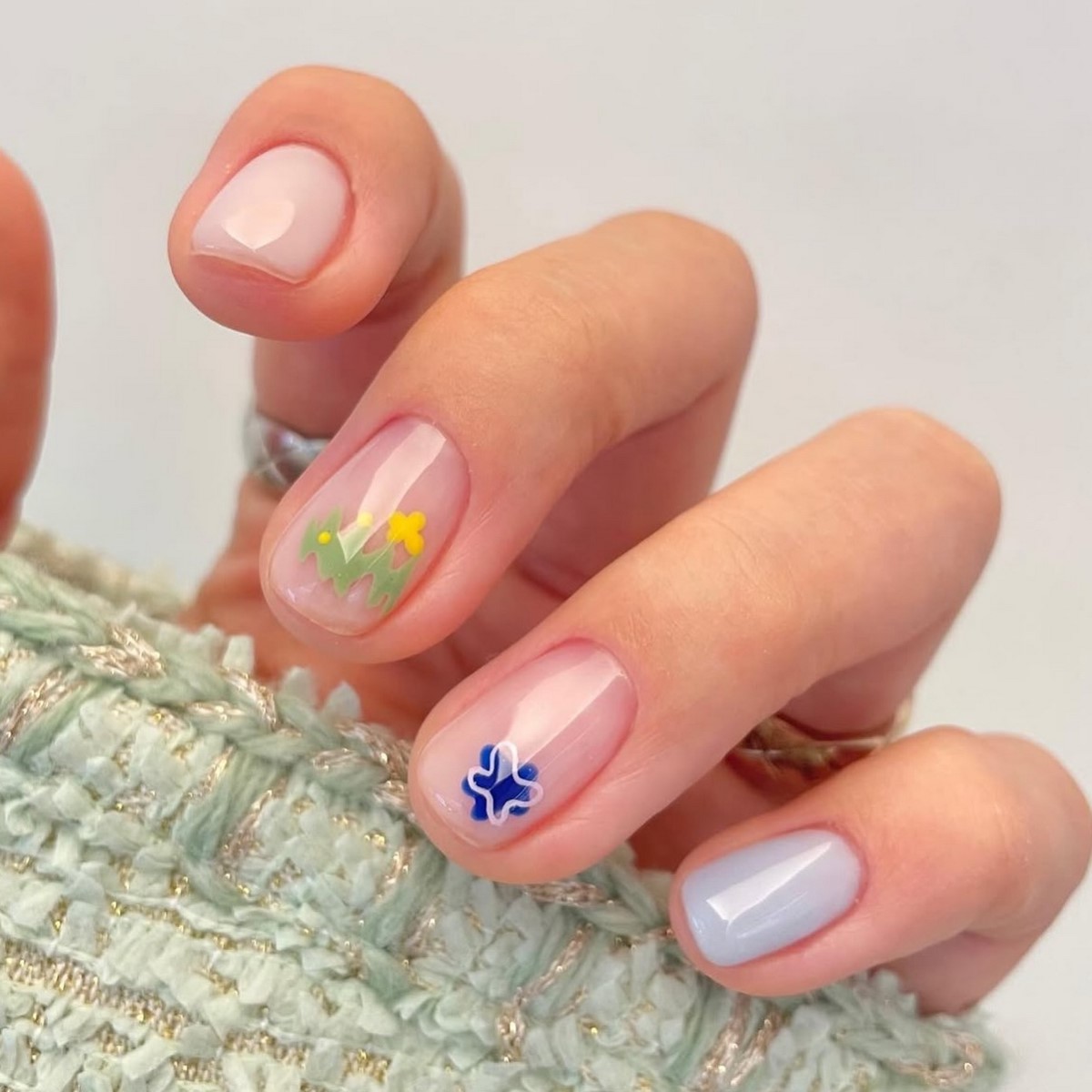 Лаконічний манікюр квітня 2026: стримана розкіш у деталях