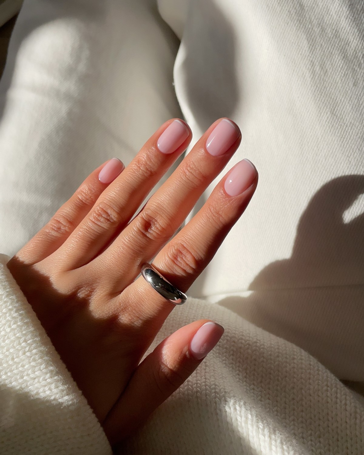 Лаконічний манікюр квітня 2026: стримана розкіш у деталях