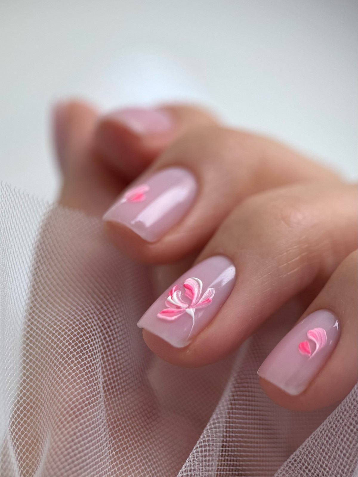 Лаконічний манікюр квітня 2026: стримана розкіш у деталях