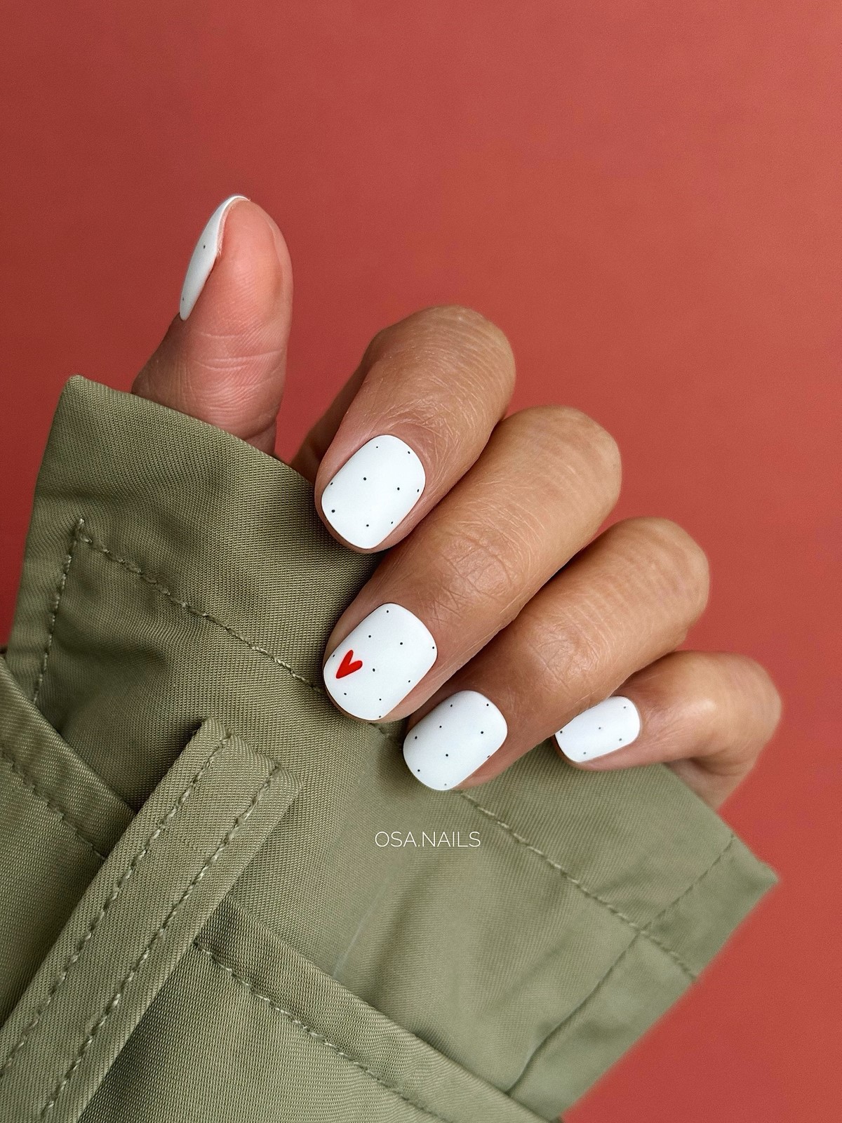 Лаконічний манікюр квітня 2026: стримана розкіш у деталях