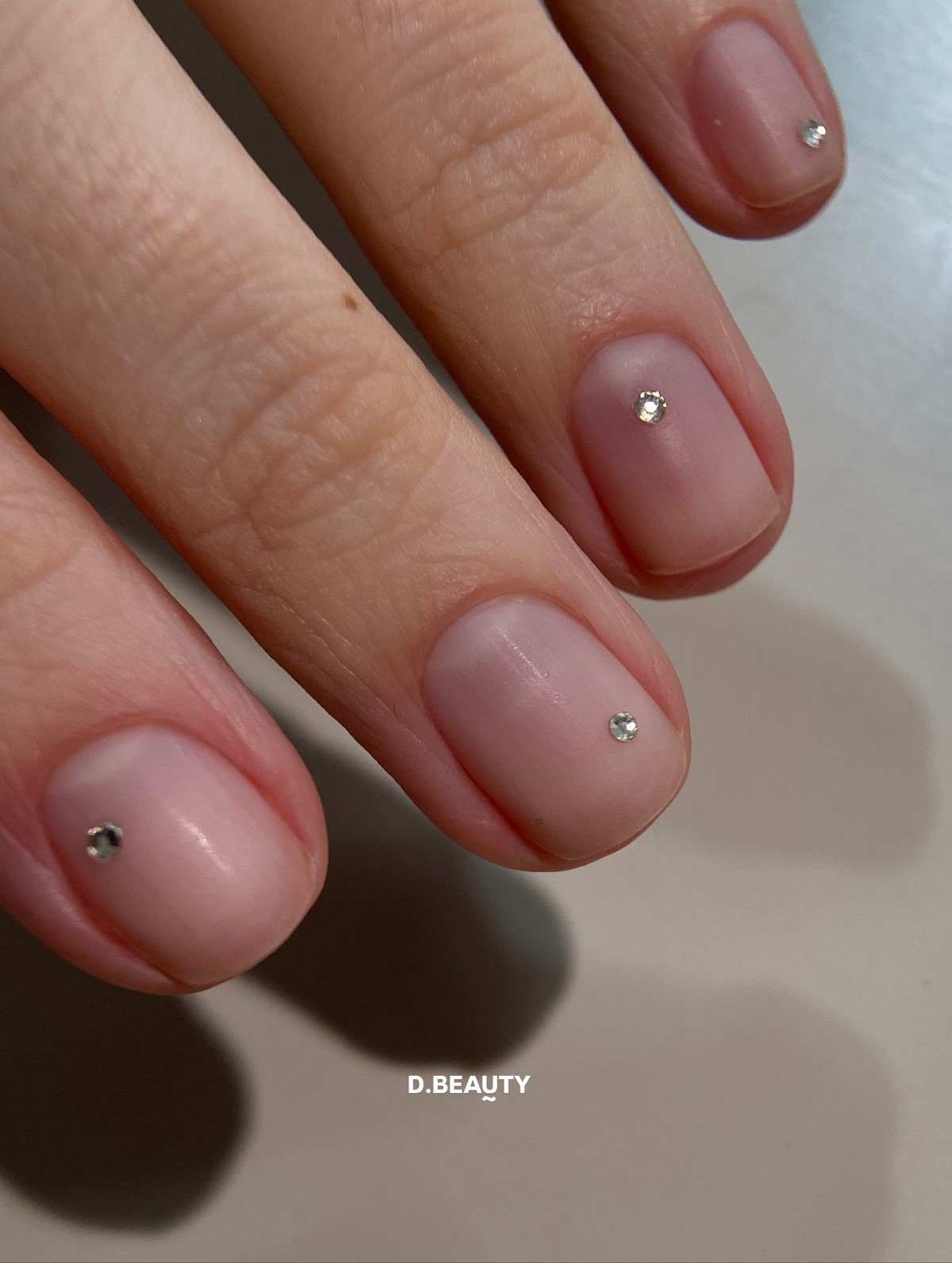 Лаконічний манікюр квітня 2026: стримана розкіш у деталях