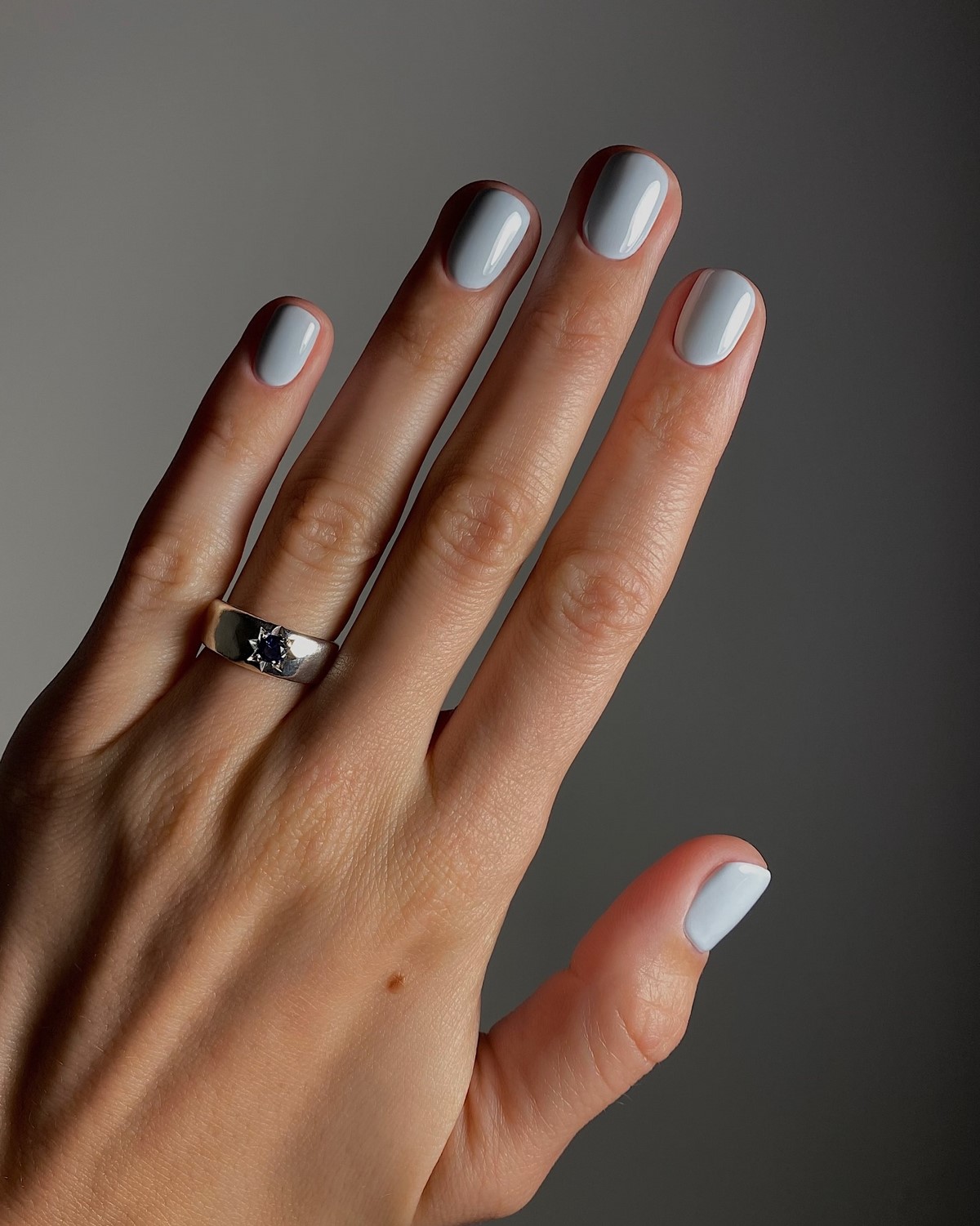 Манікюр на березень 2026: 7 кольорів, які носять найчастіше