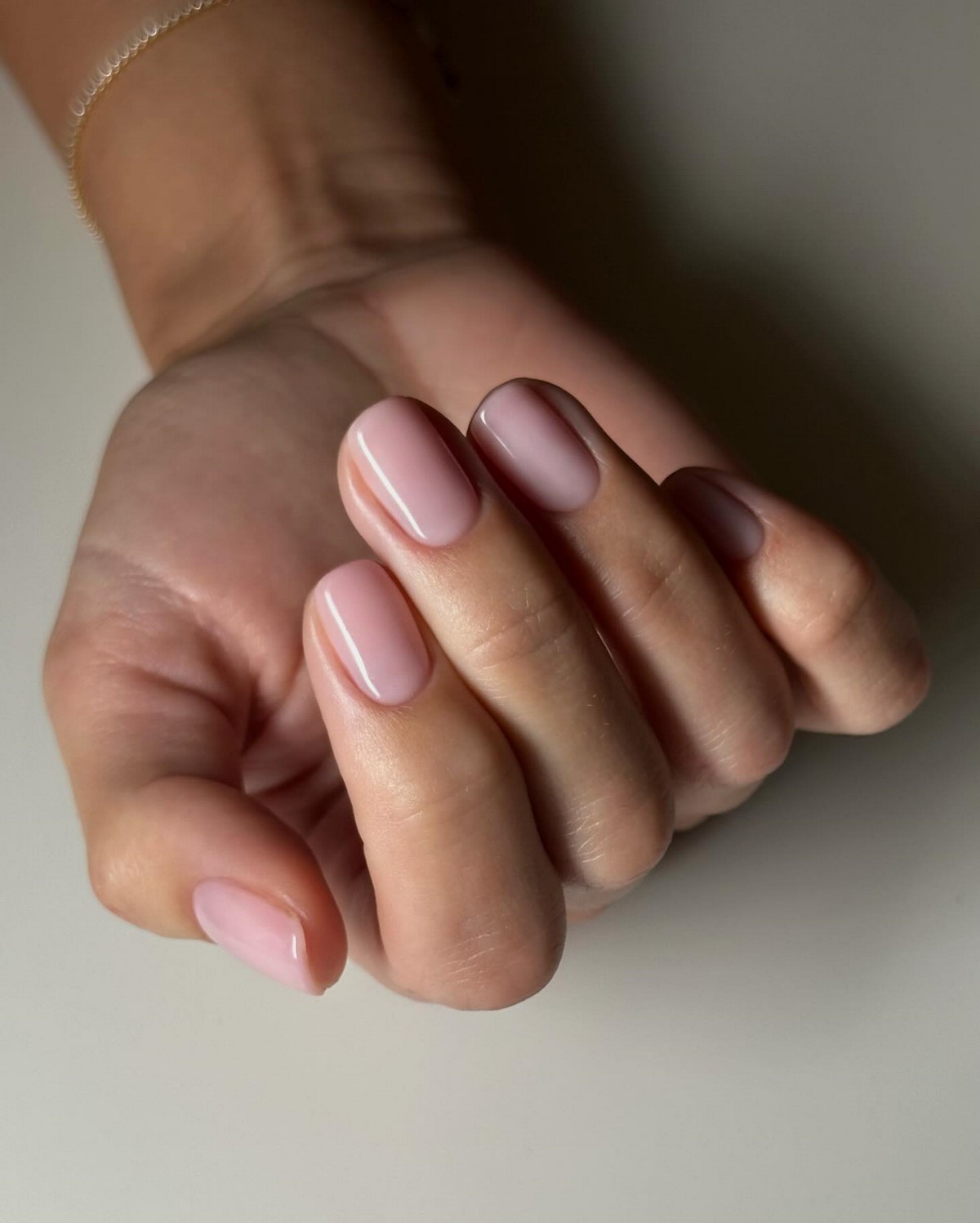 Манікюр на березень 2026: 7 кольорів, які носять найчастіше