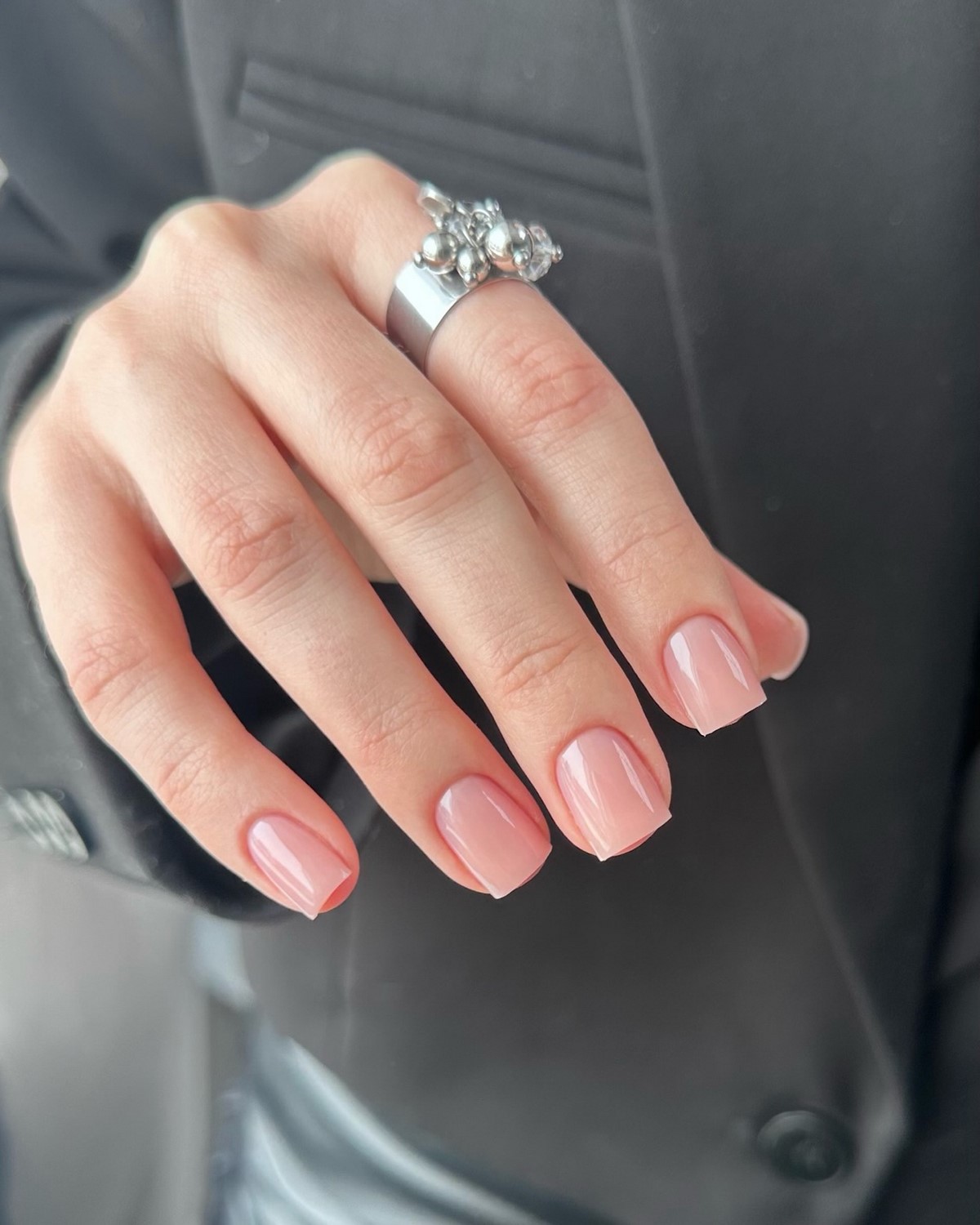 Манікюр на березень 2026: 7 кольорів, які носять найчастіше