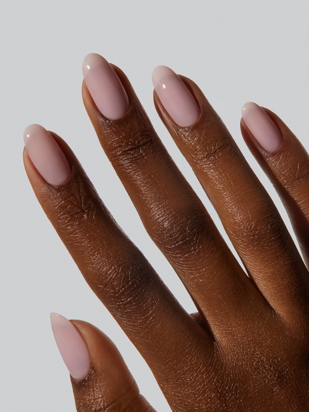 Манікюр на квітень: дорогі відтінки, що освіжають руки