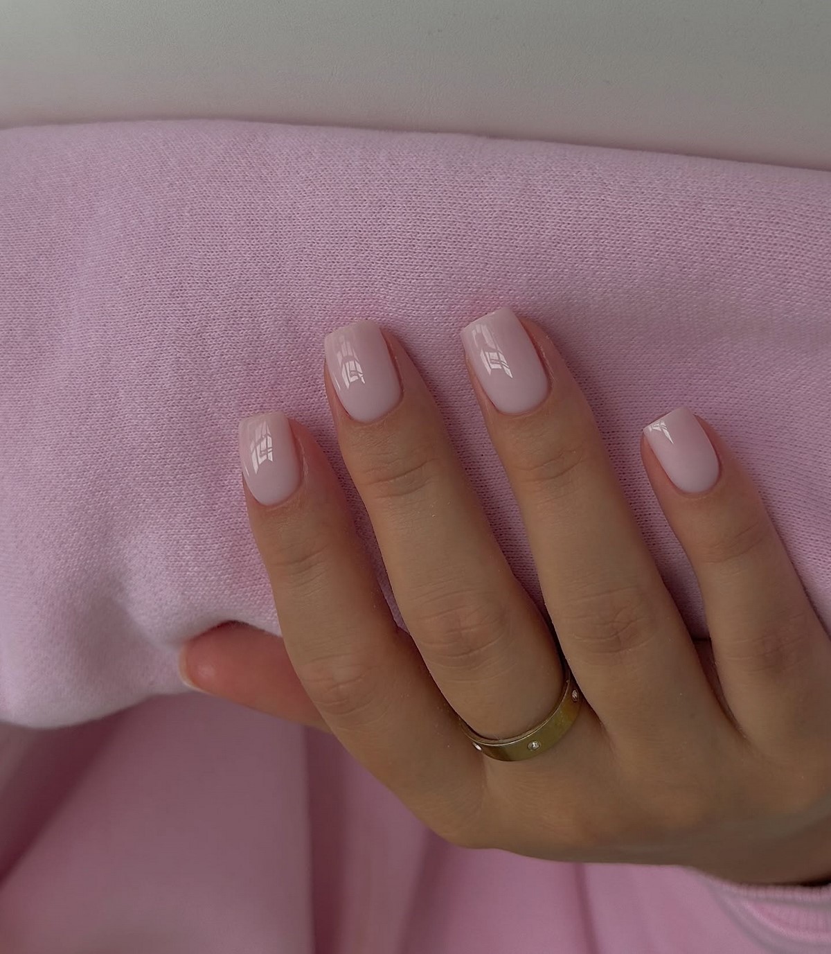 Манікюр на квітень: дорогі відтінки, що освіжають руки