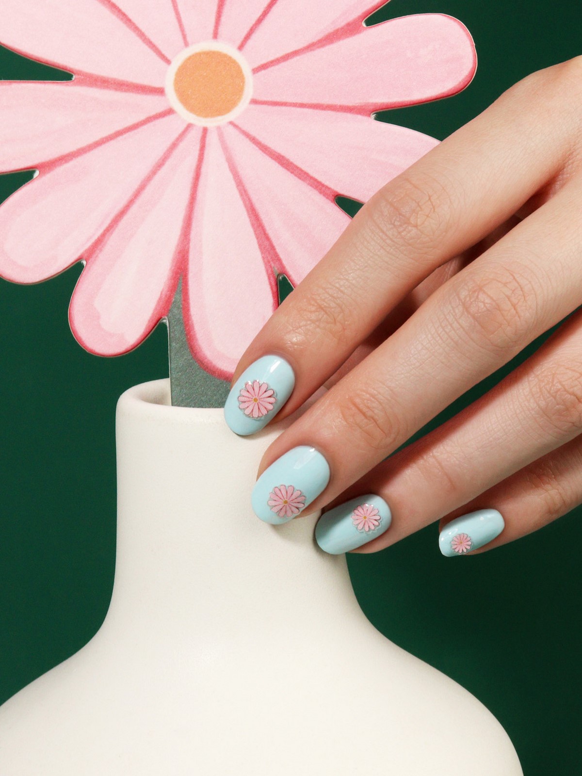 Манікюр на квітень: дорогі відтінки, що освіжають руки