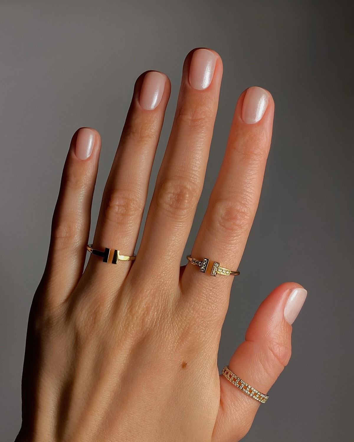 Манікюр на квітень: дорогі відтінки, що освіжають руки