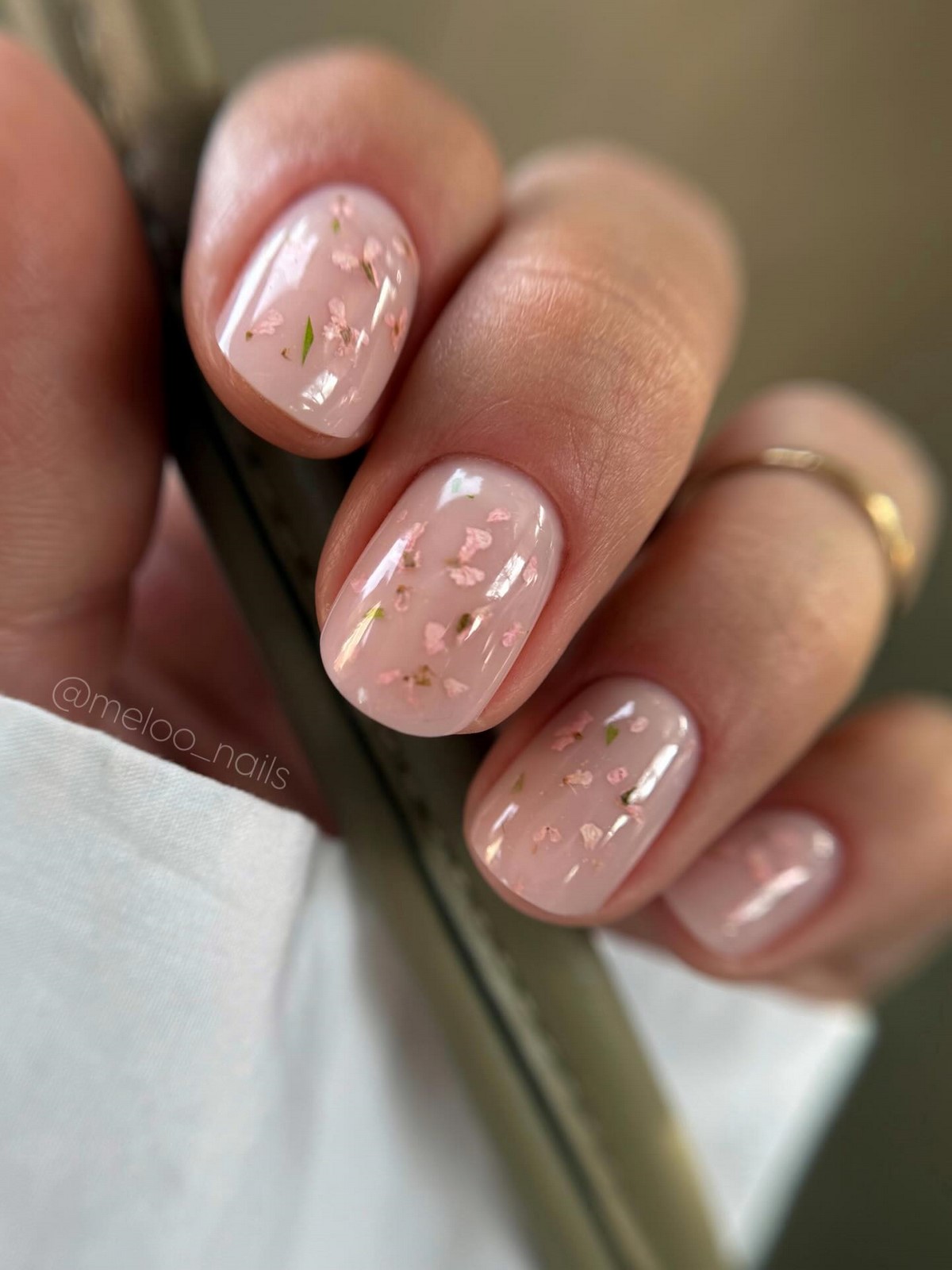 Манікюр на квітень: дорогі відтінки, що освіжають руки