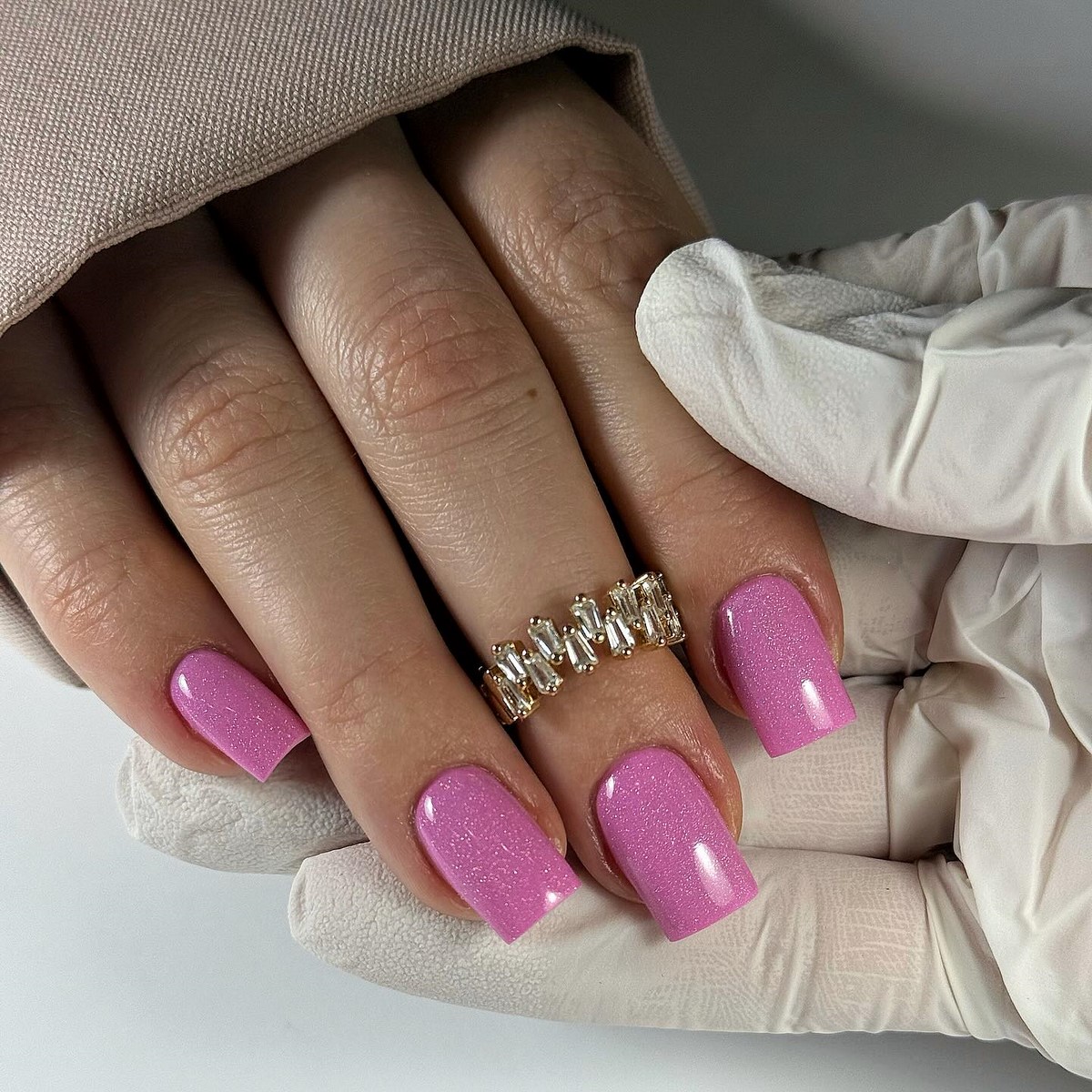 Манікюр на квітень: дорогі відтінки, що освіжають руки