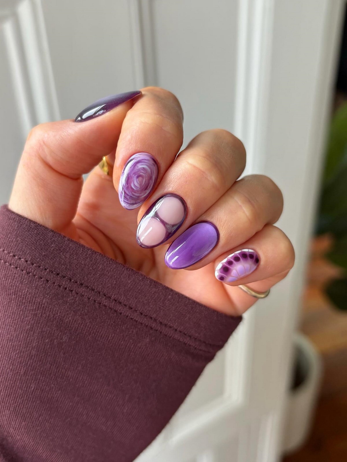 Манікюр на квітень: дорогі відтінки, що освіжають руки